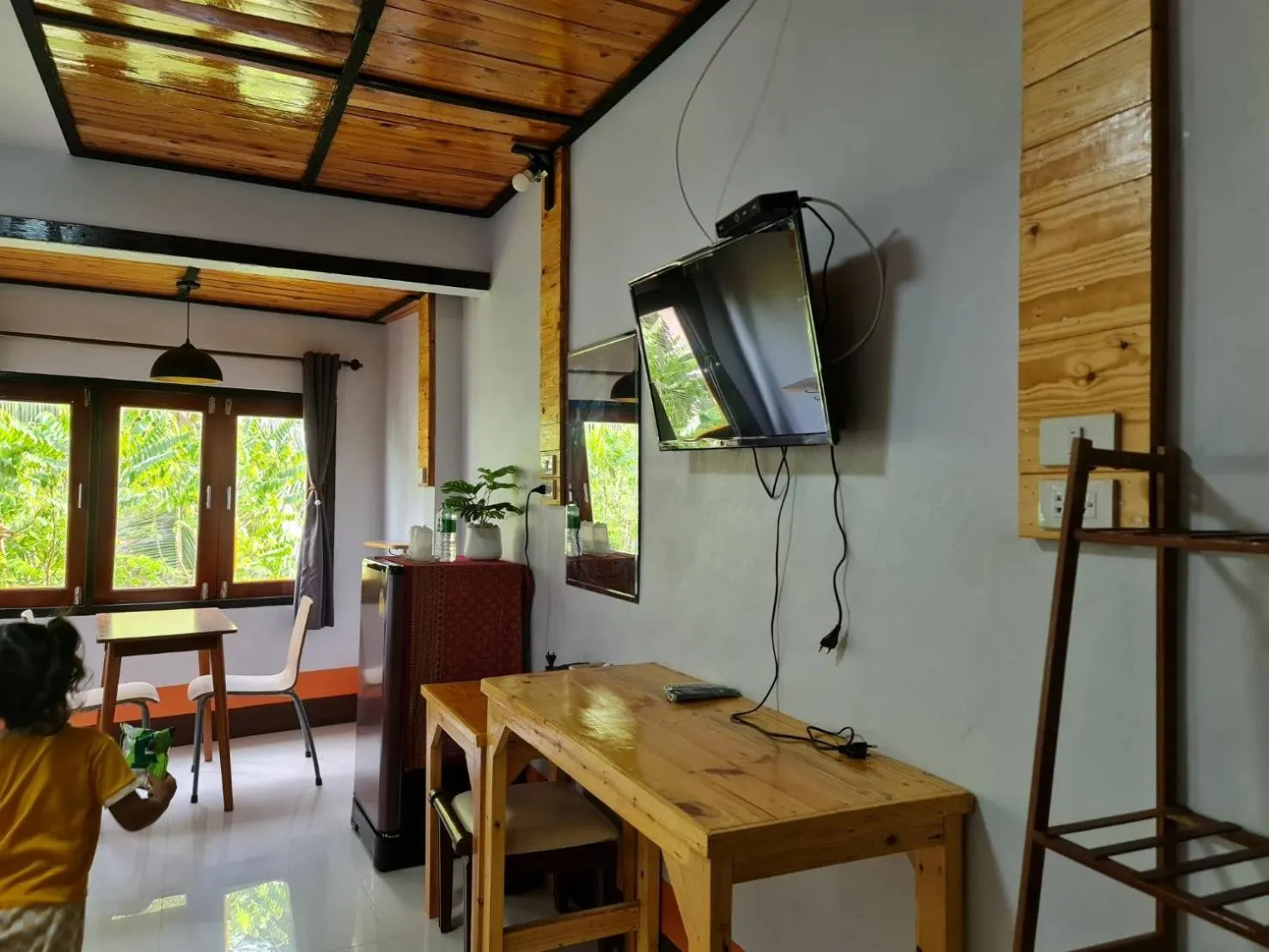 TV and multimedia in Mookboonchu Guesthouse ,Kohmook Trang