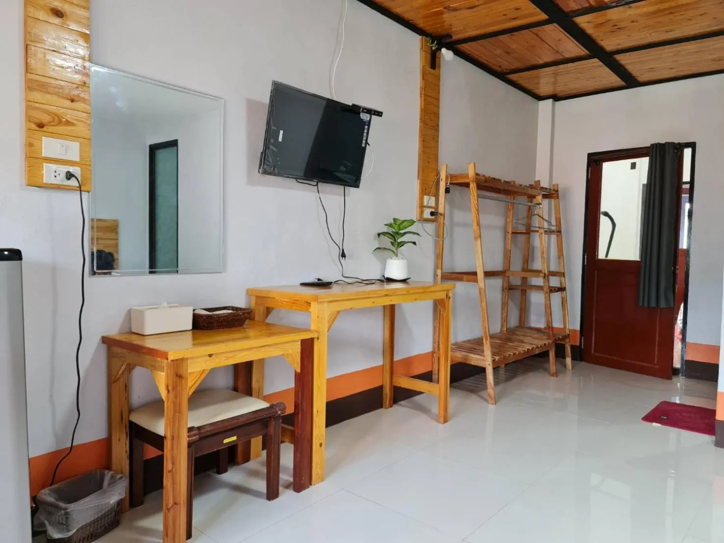 Communal lounge/ TV room in Mookboonchu Guesthouse ,Kohmook Trang