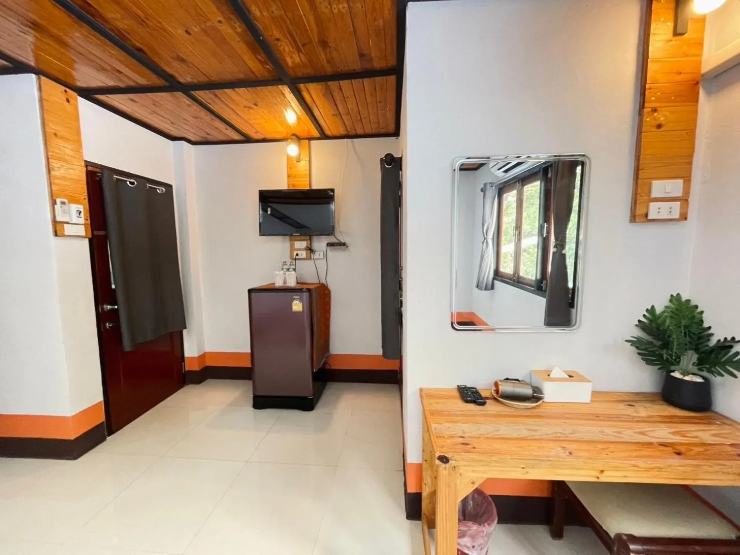 TV and multimedia in Mookboonchu Guesthouse ,Kohmook Trang