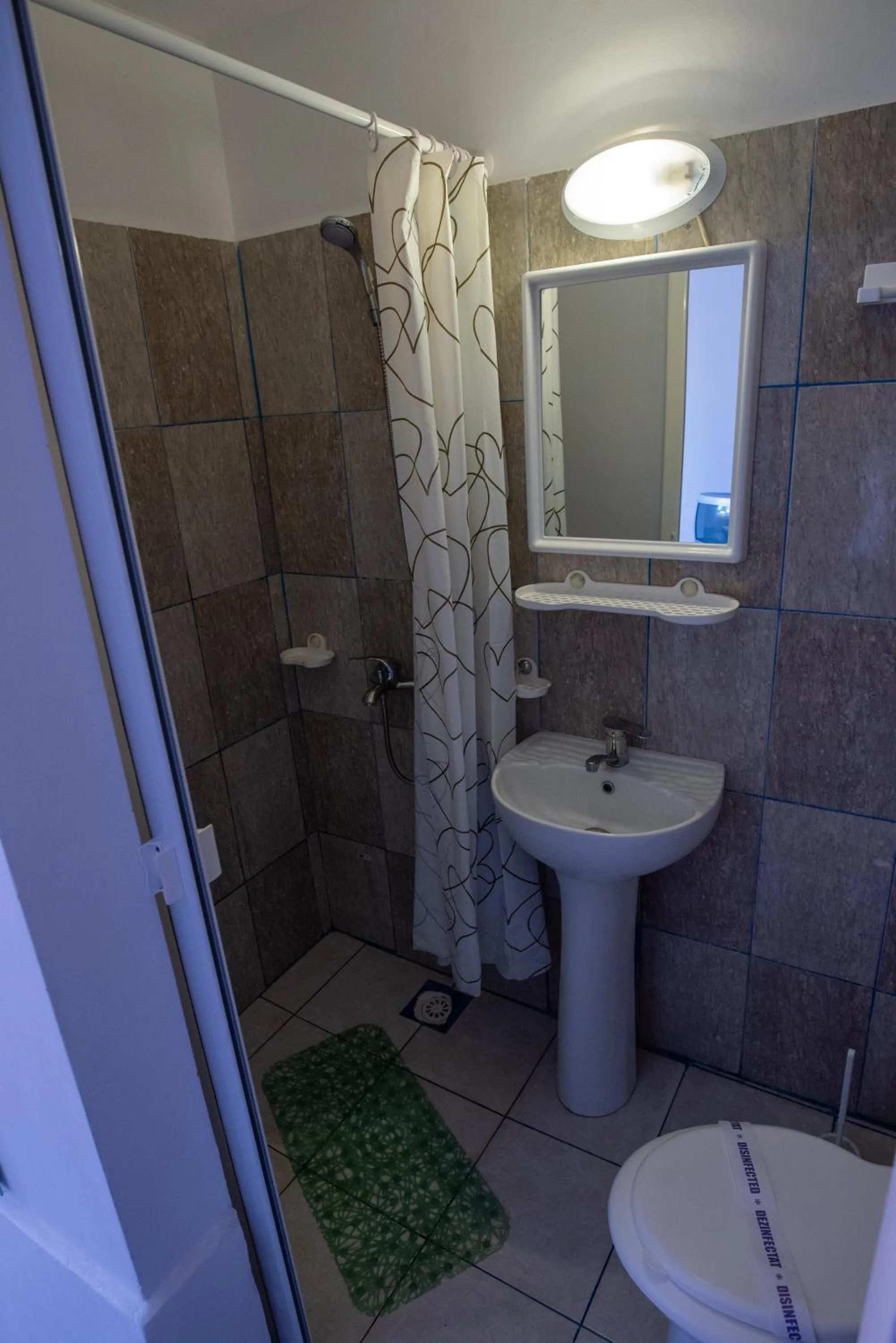 Shower in Hotel Proton K3