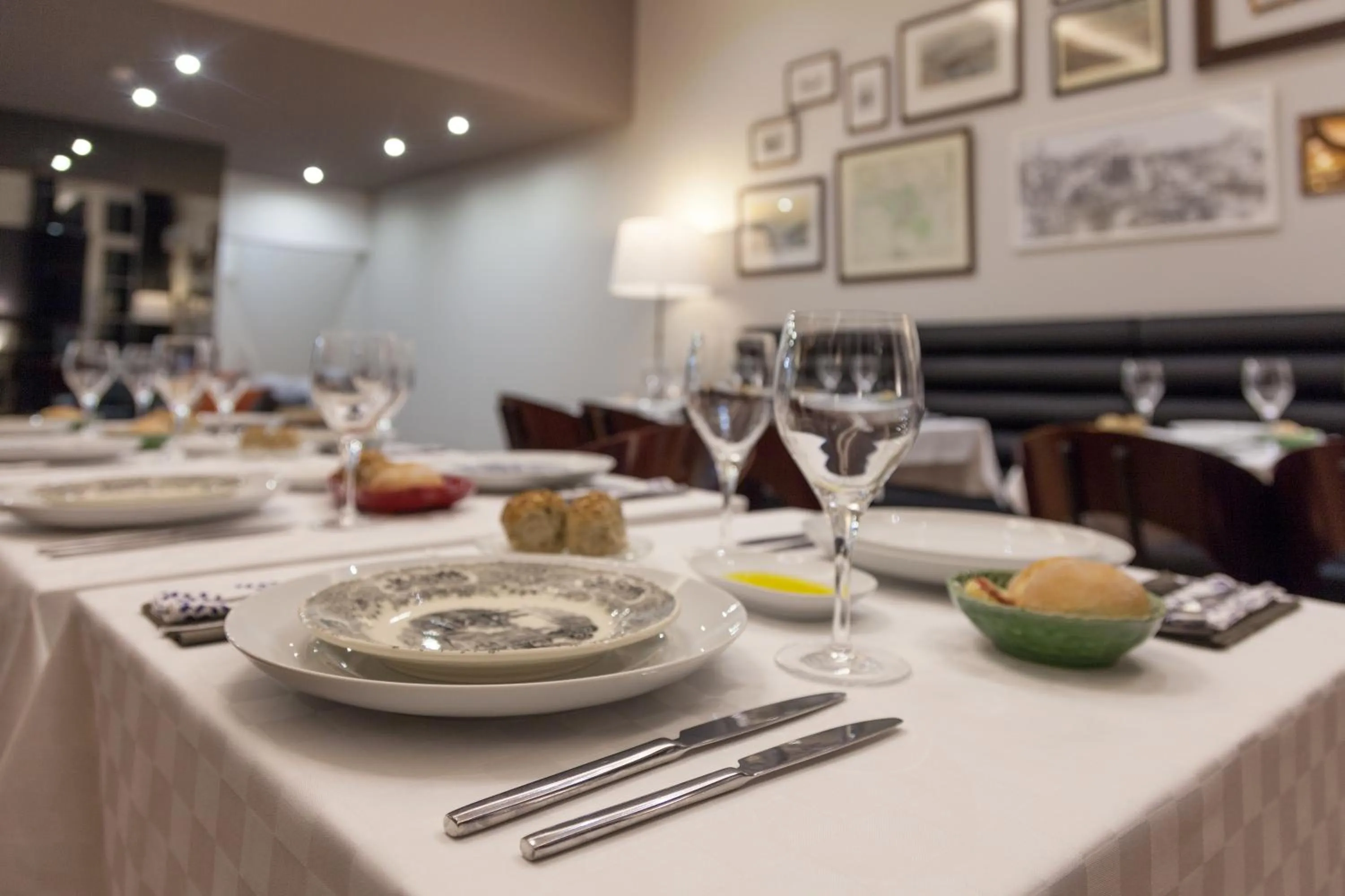 Restaurant/places to eat in B The Guest Downtown