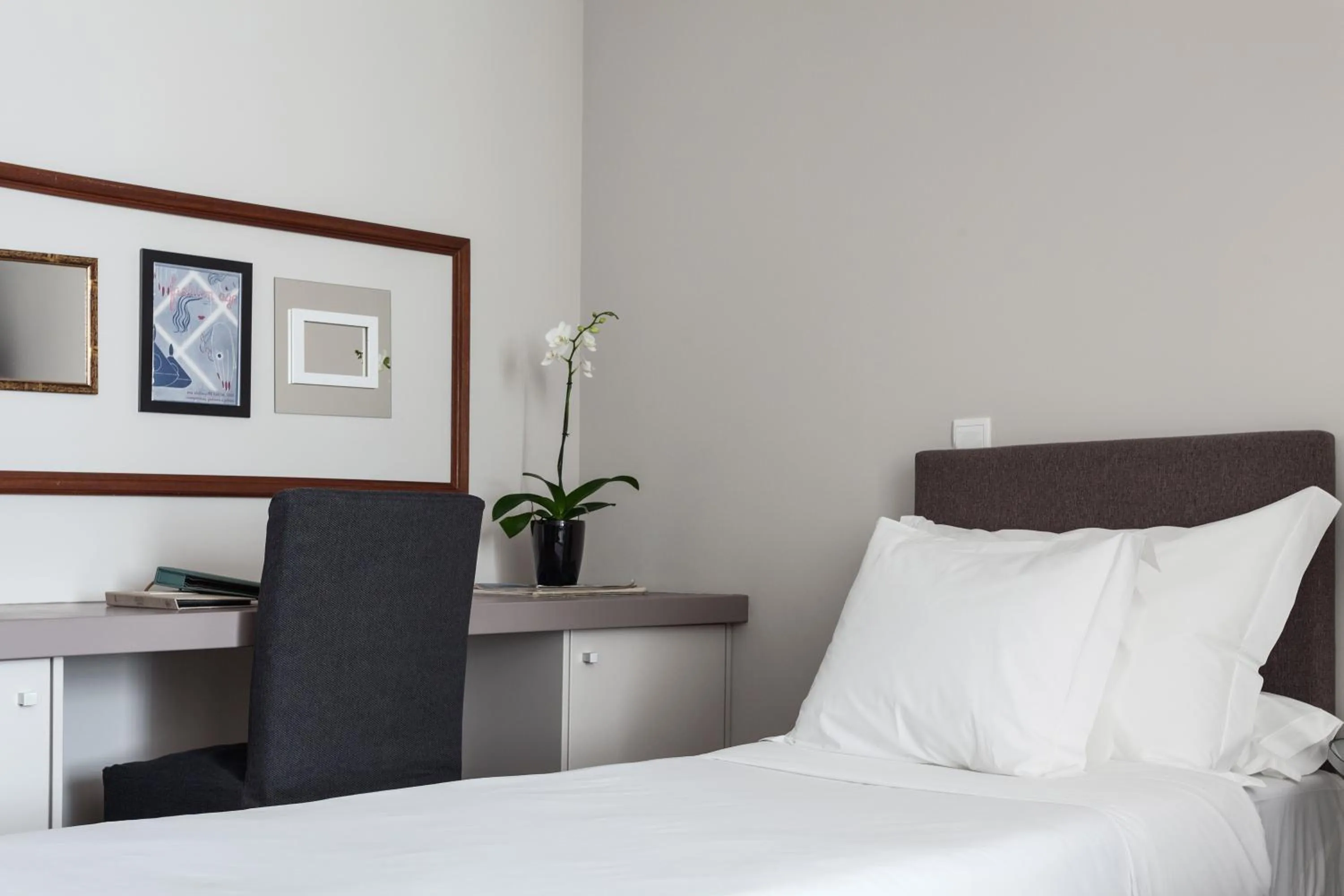 Decorative detail, Bed in B The Guest Downtown