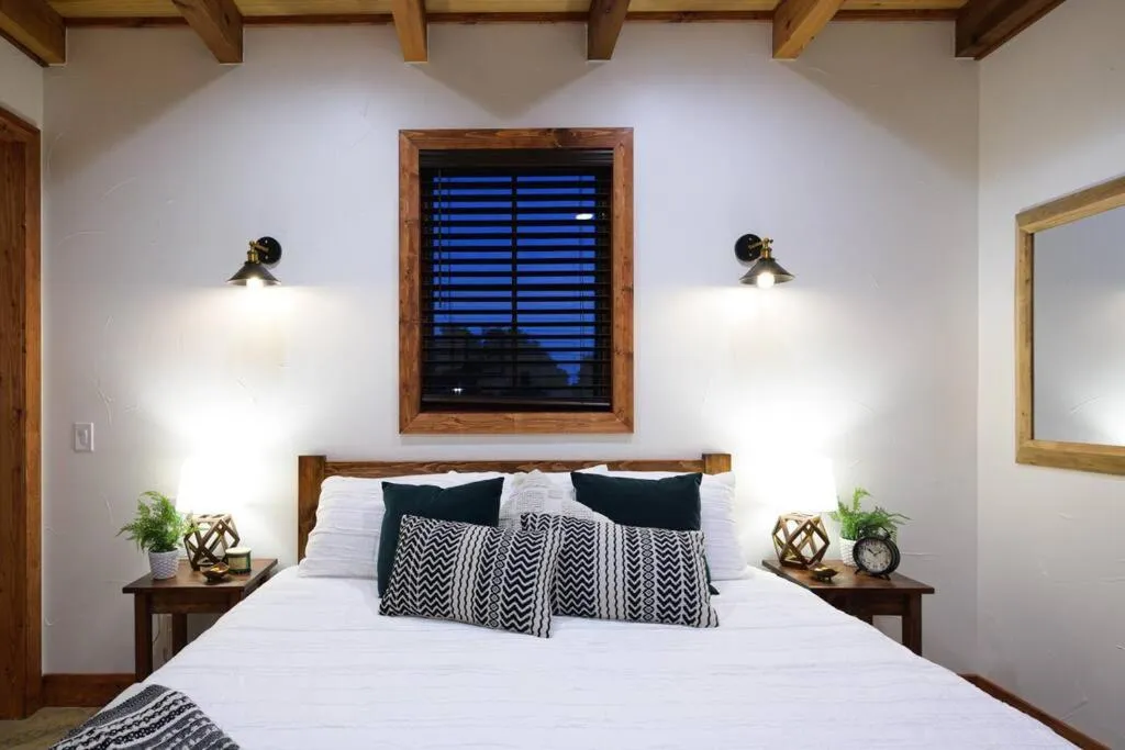 Bed in Little Dutch Cabin #3 - 12 min to Magnolia-Baylor