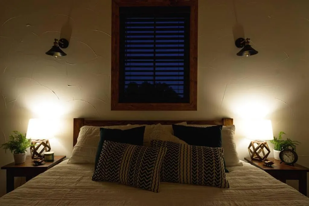 Bed in Little Dutch Cabin #3 - 12 min to Magnolia-Baylor