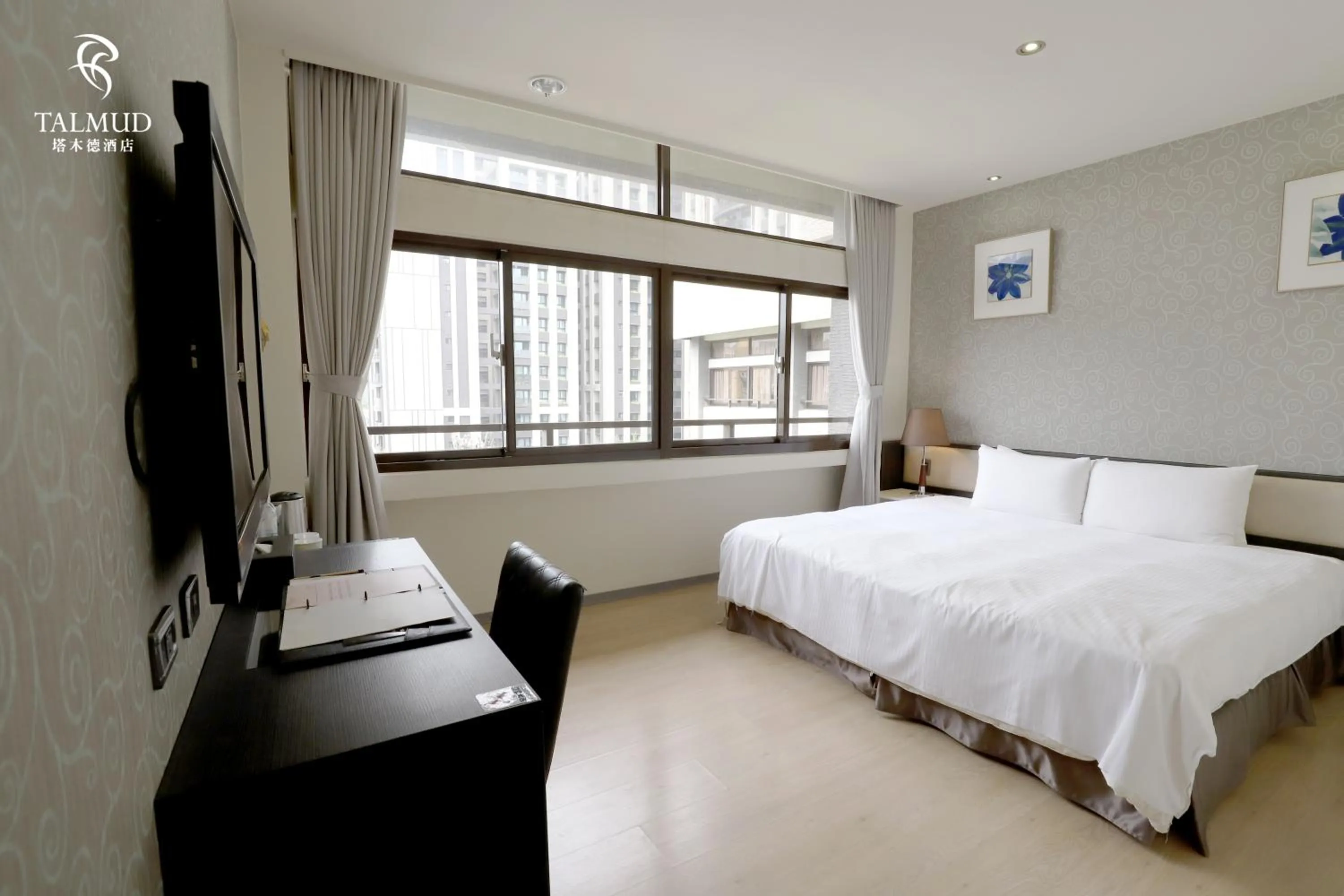 Photo of the whole room, Bed in Talmud Hotel Taichung