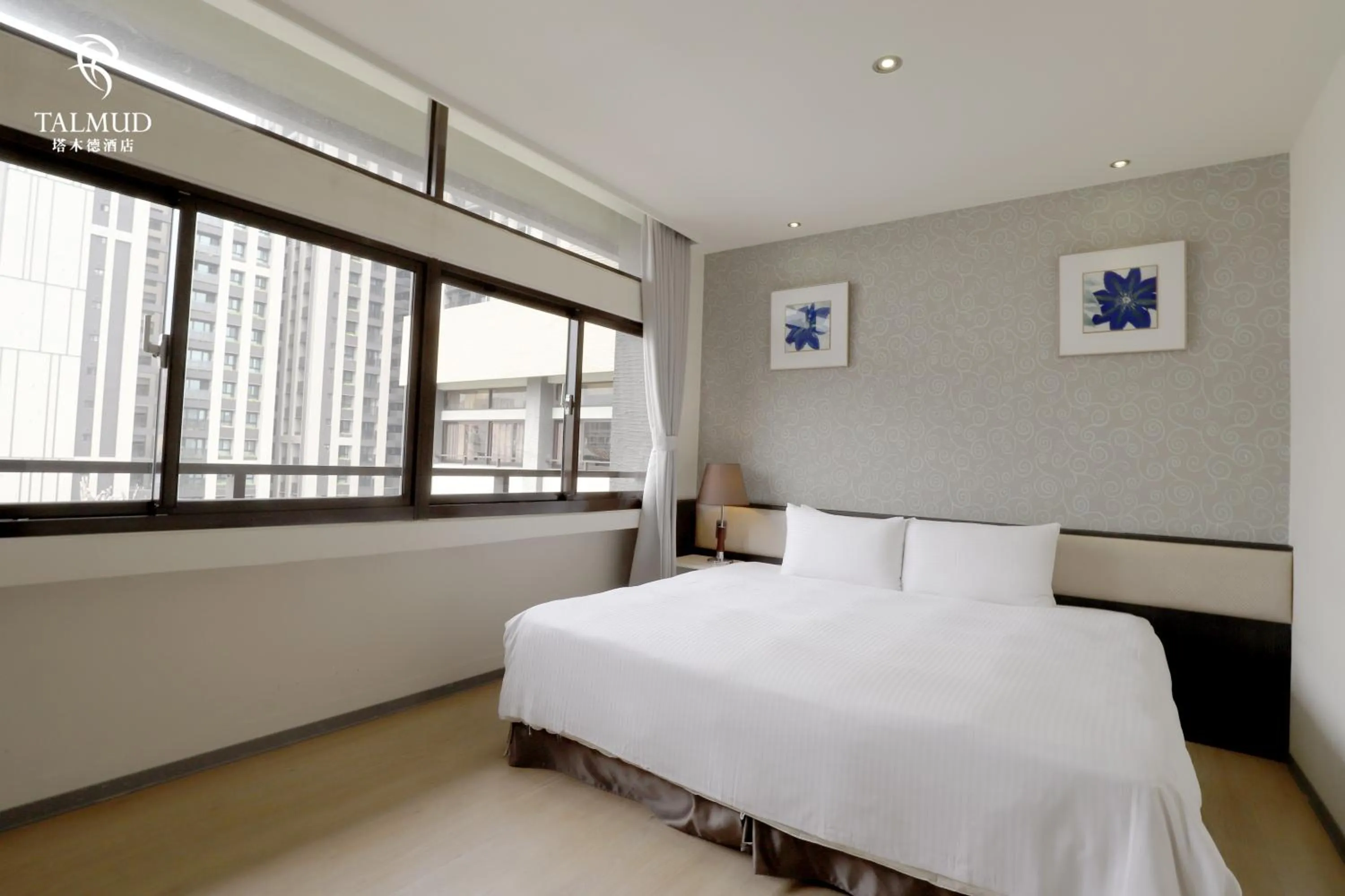 Photo of the whole room, Bed in Talmud Hotel Taichung