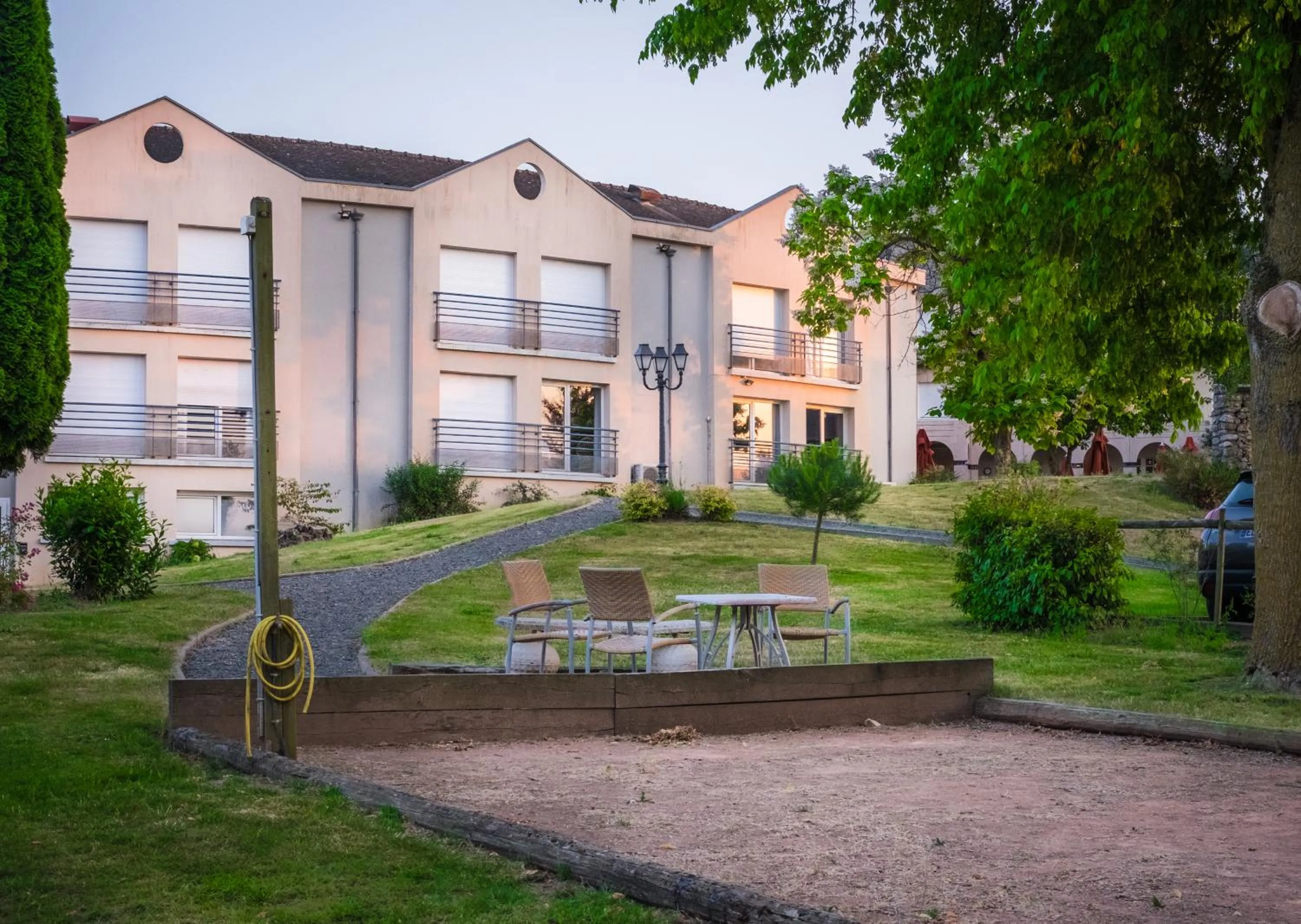 Property building in Logis Hôtel & Restaurant L'ermitage