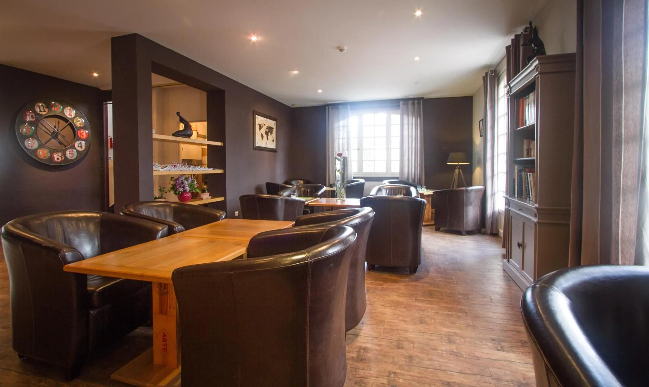 Lounge or bar in Logis Hôtel & Restaurant L'ermitage