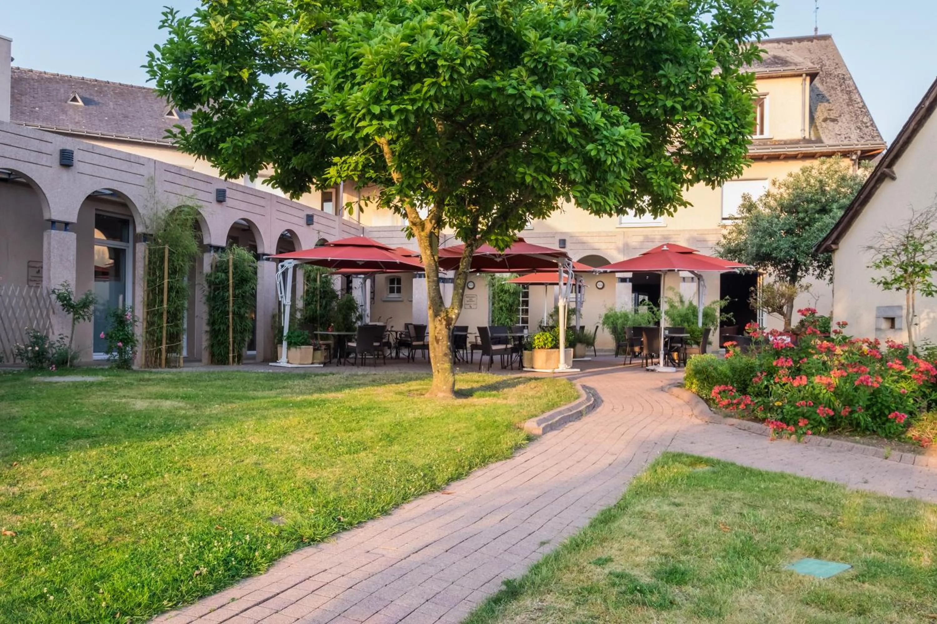 Patio in Logis Hôtel & Restaurant L'ermitage