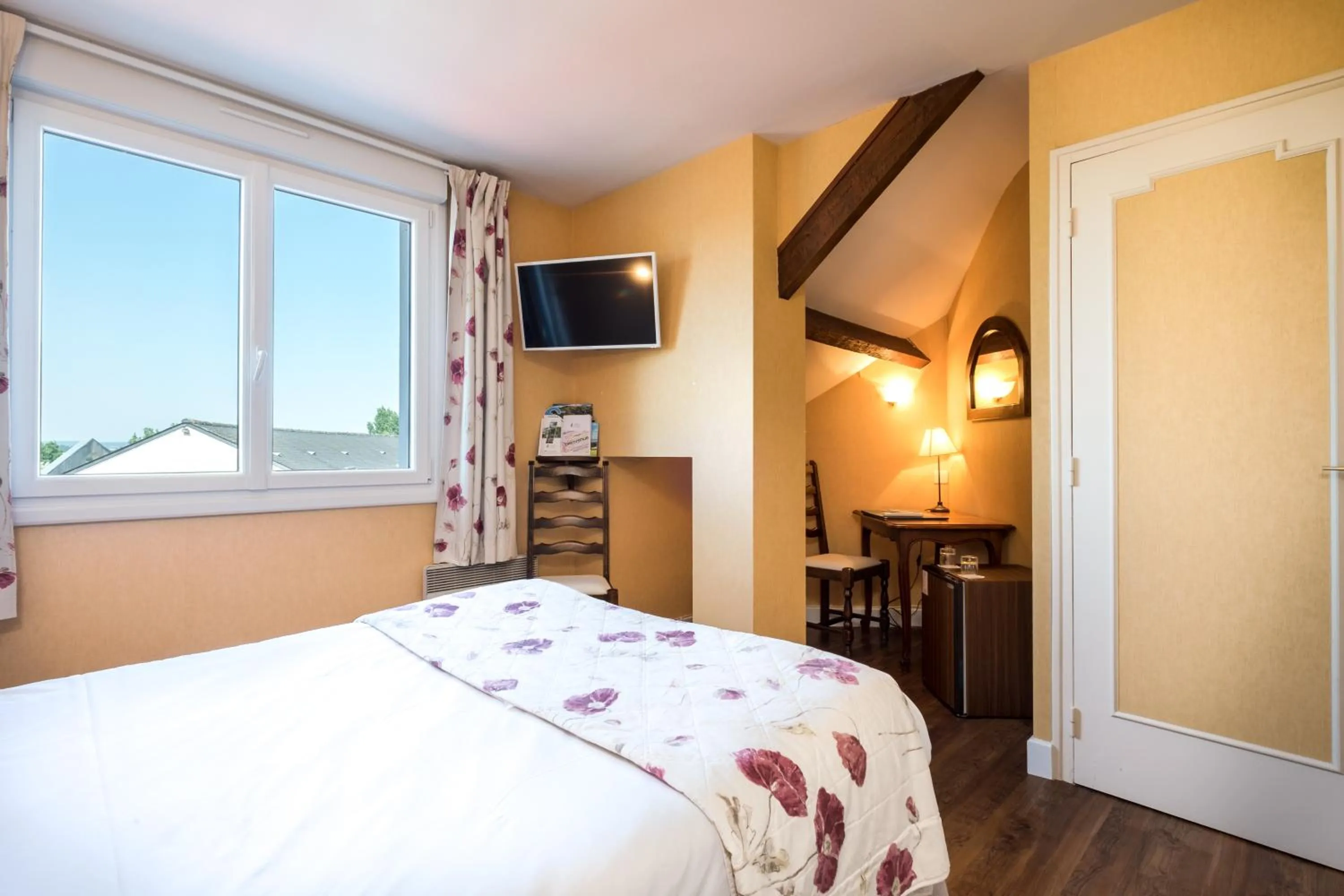 Photo of the whole room, Bed in Logis Hôtel & Restaurant L'ermitage