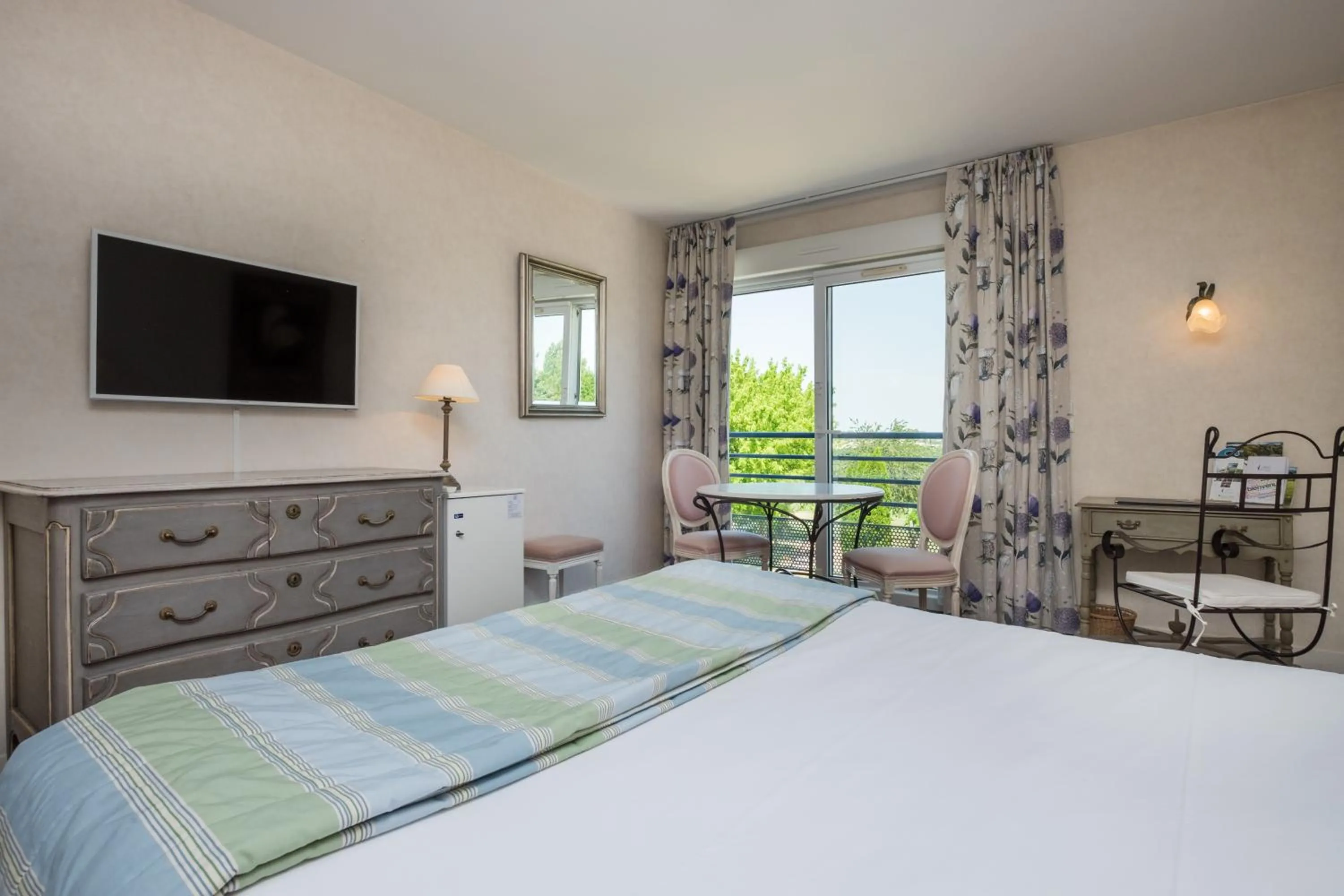 Photo of the whole room, Bed in Logis Hôtel & Restaurant L'ermitage