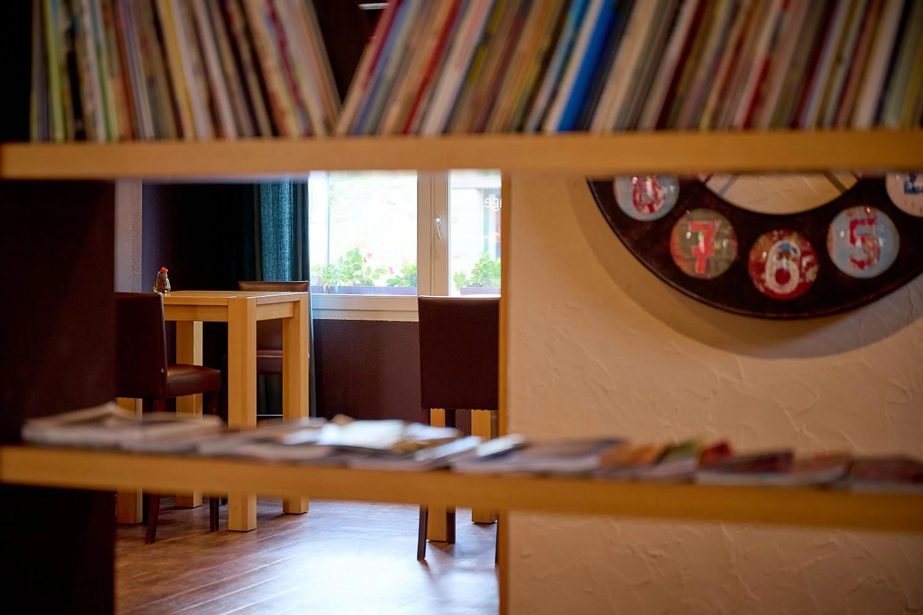 Library in Logis Hôtel & Restaurant L'ermitage
