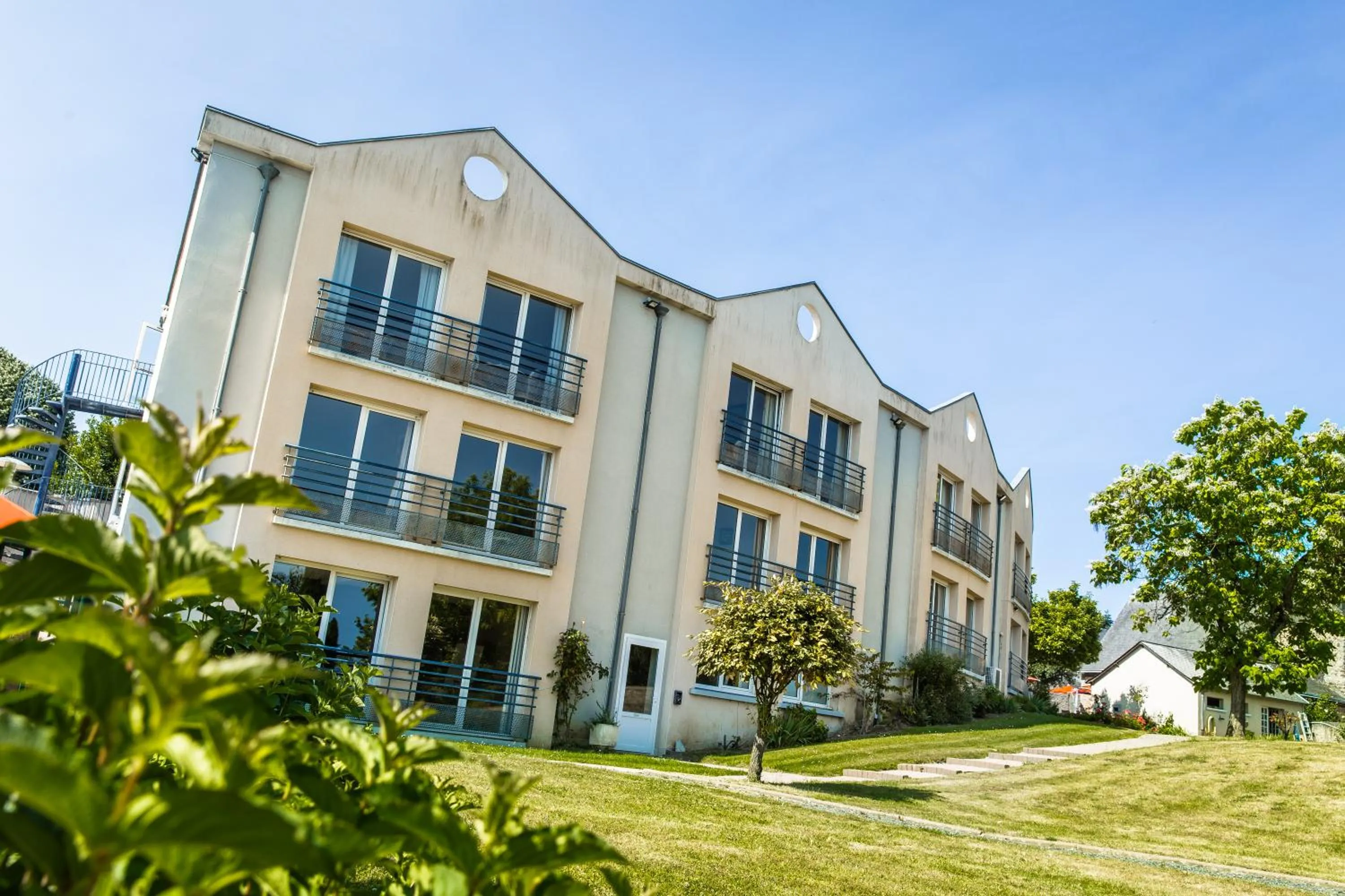 Property building in Logis Hôtel & Restaurant L'ermitage