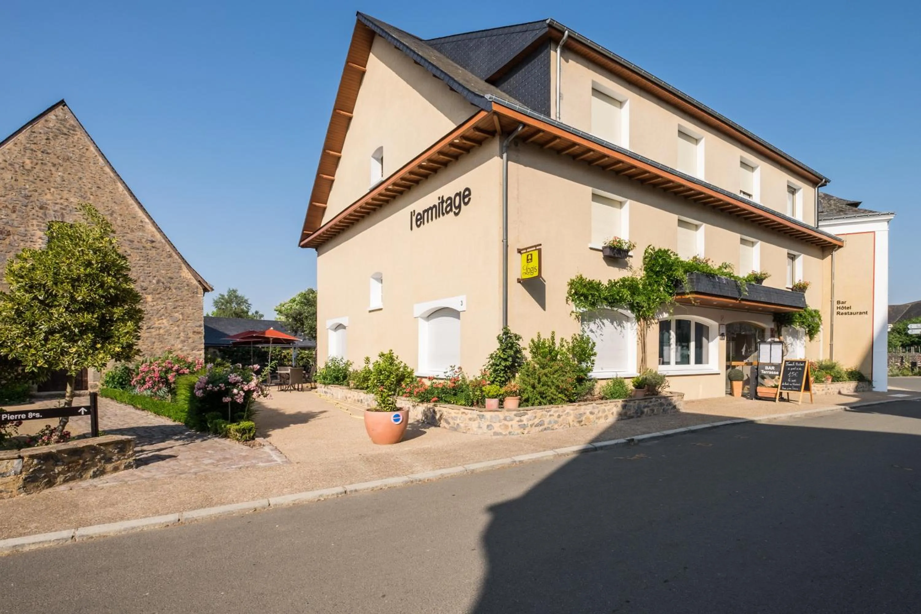 Facade/entrance in Logis Hôtel & Restaurant L'ermitage
