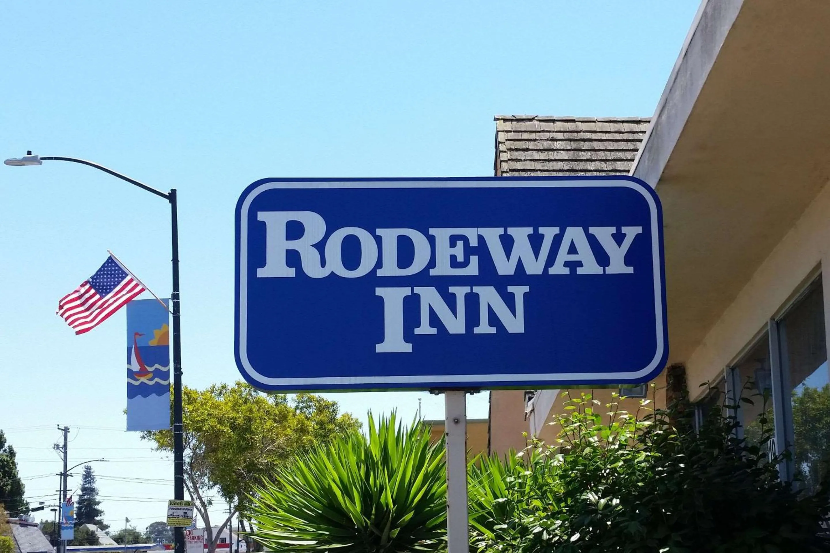 Property building in Rodeway Inn Alameda-Oakland