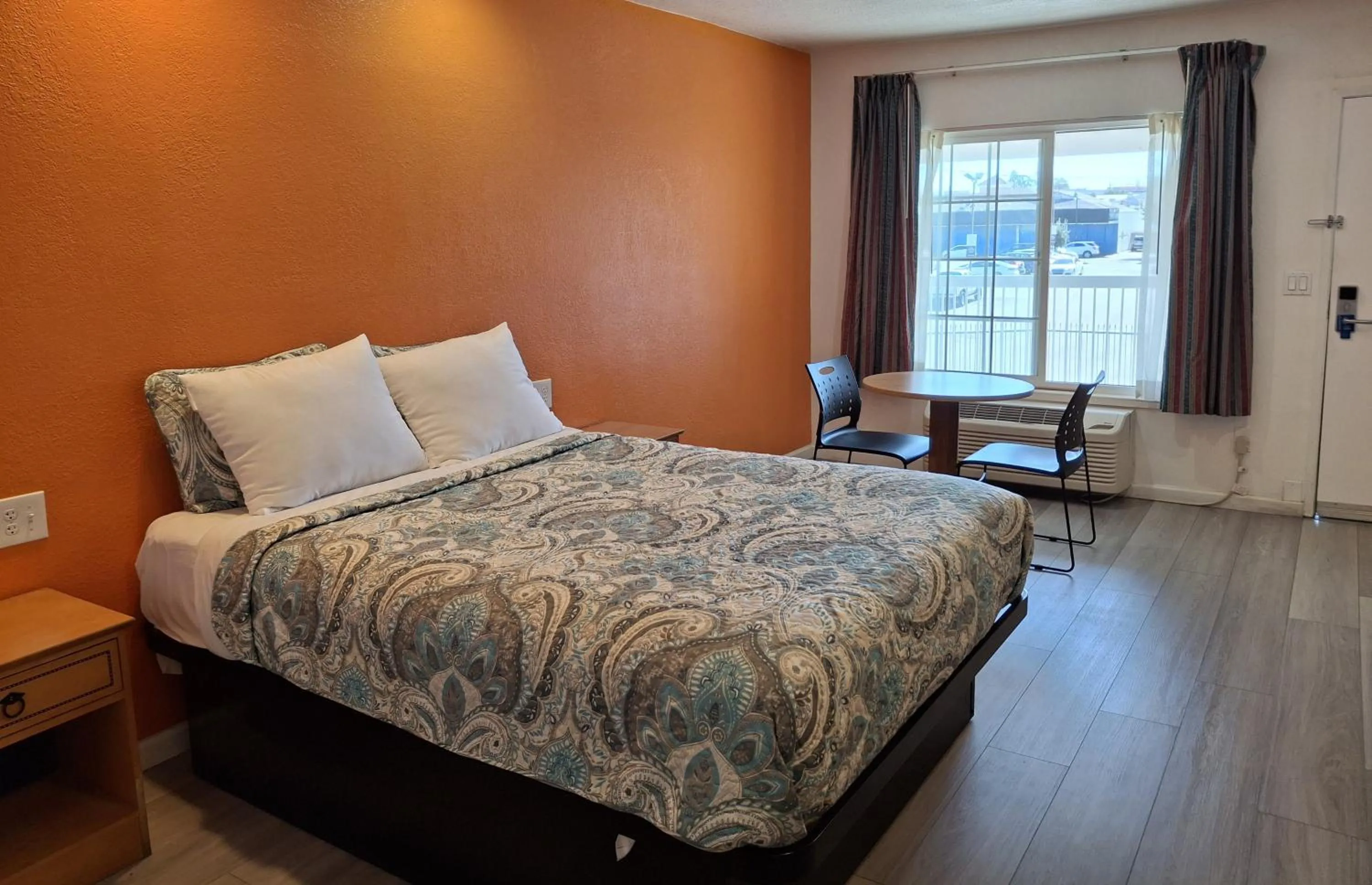 Bedroom, Bed in Rodeway Inn Alameda-Oakland