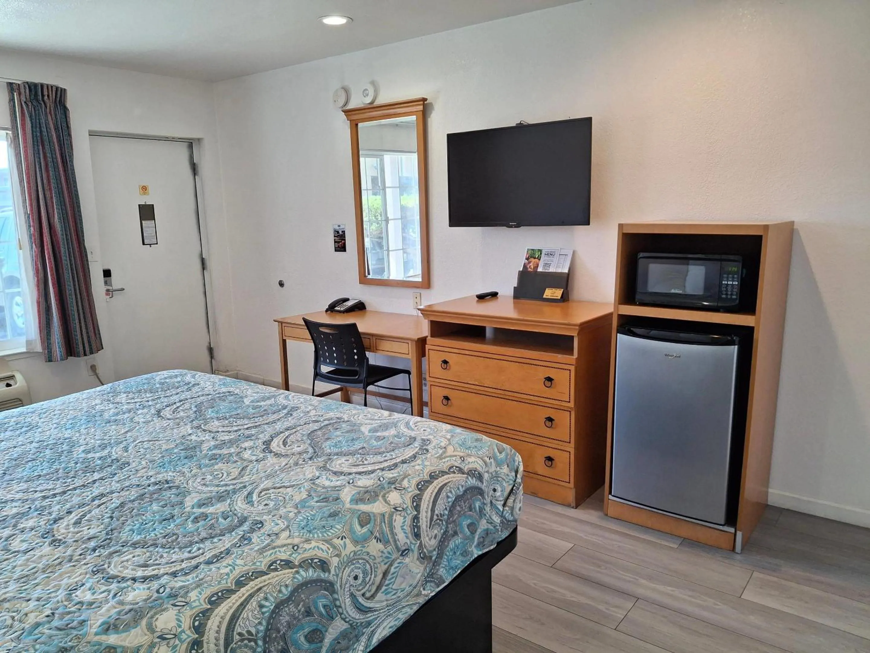 Bedroom, Bed in Rodeway Inn Alameda-Oakland