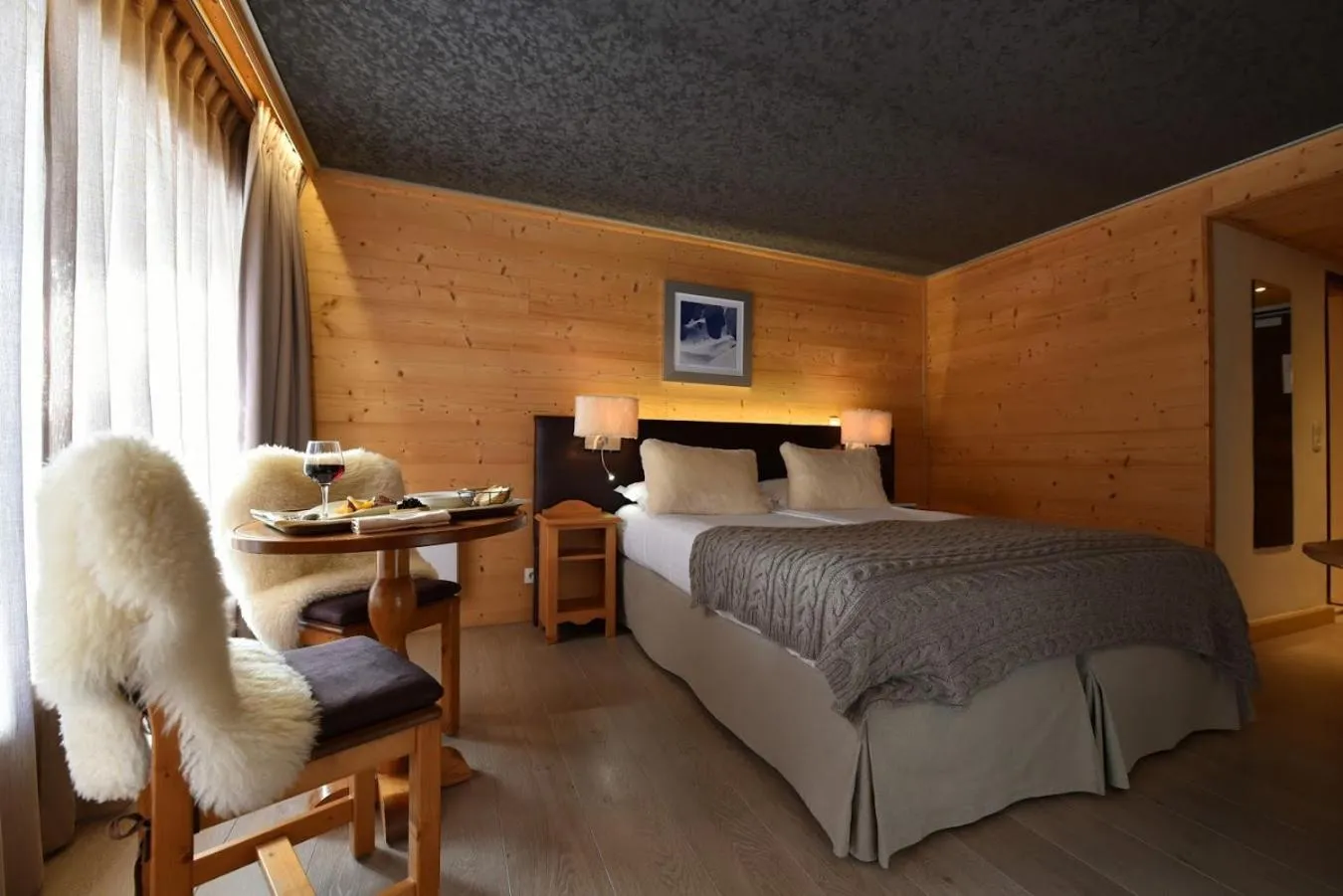 Photo of the whole room, Bed in Chalet-Hôtel La Chemenaz