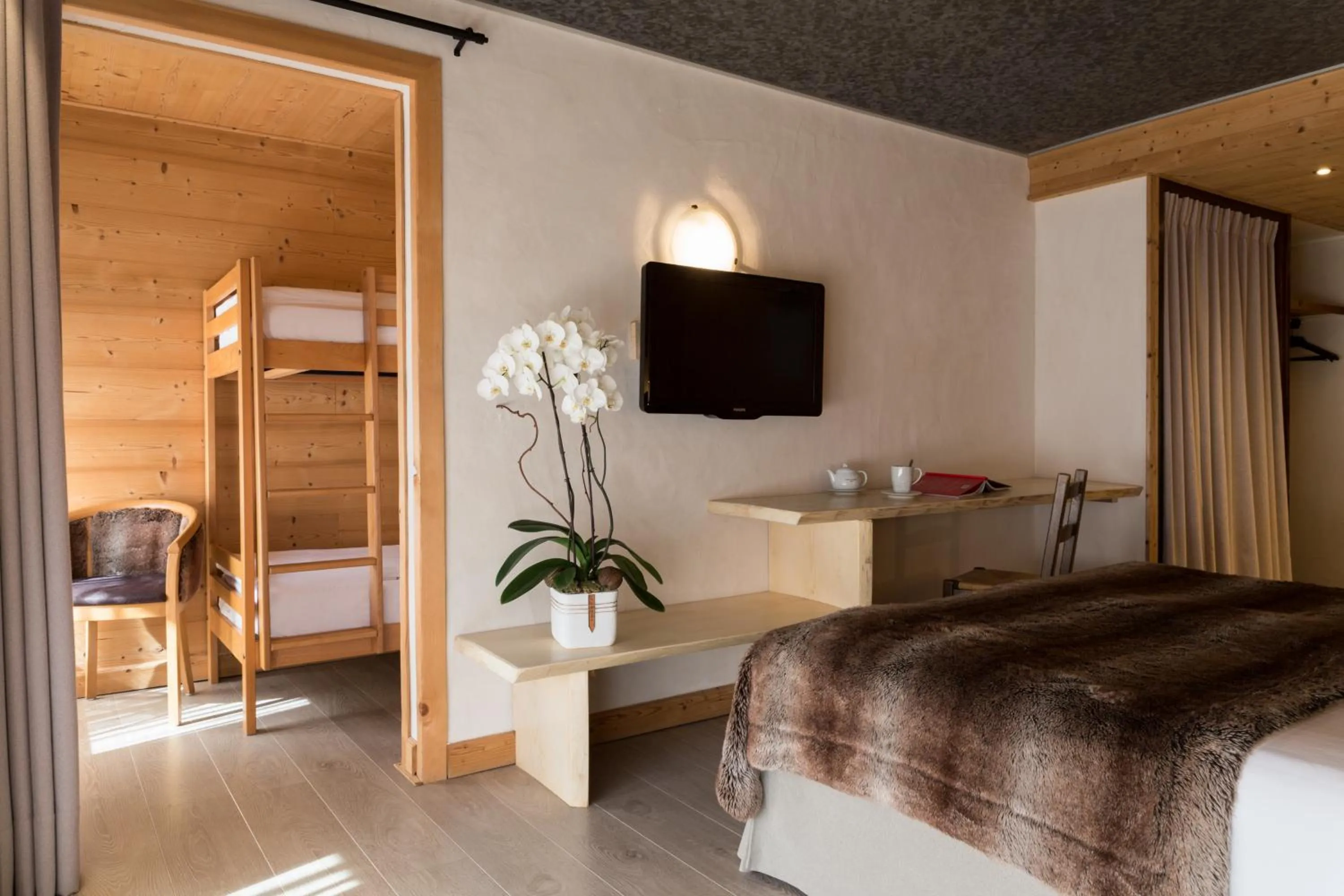 Photo of the whole room, Bed in Chalet-Hôtel La Chemenaz