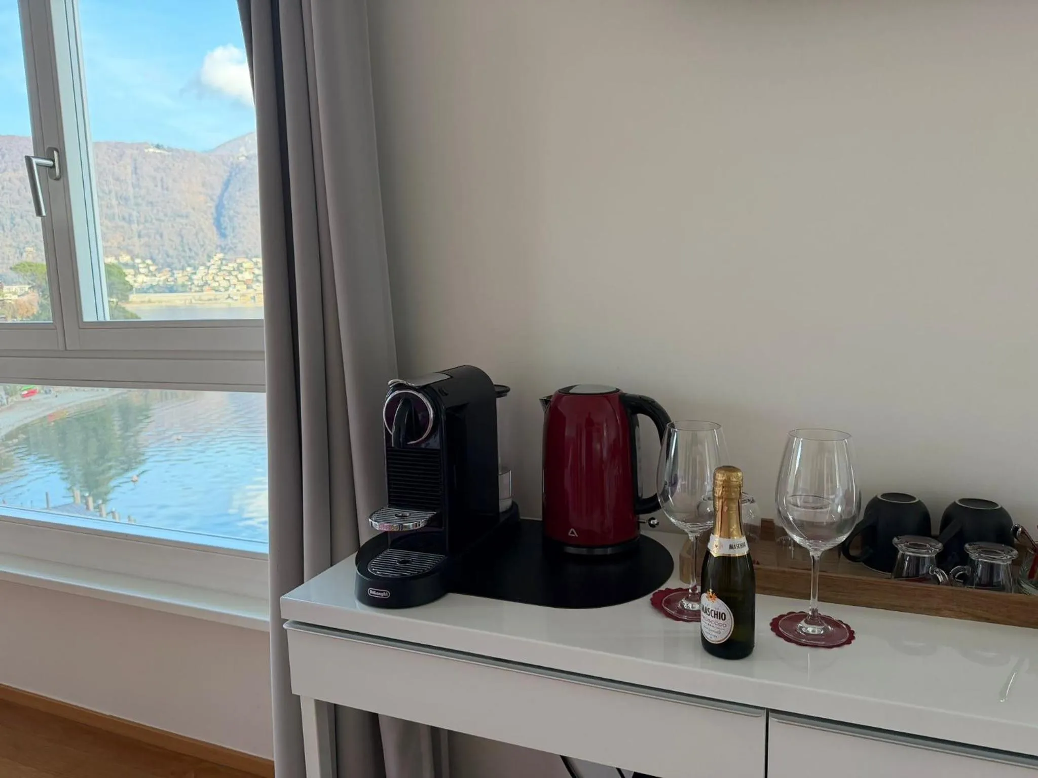Coffee/tea facilities in Lac Hotel