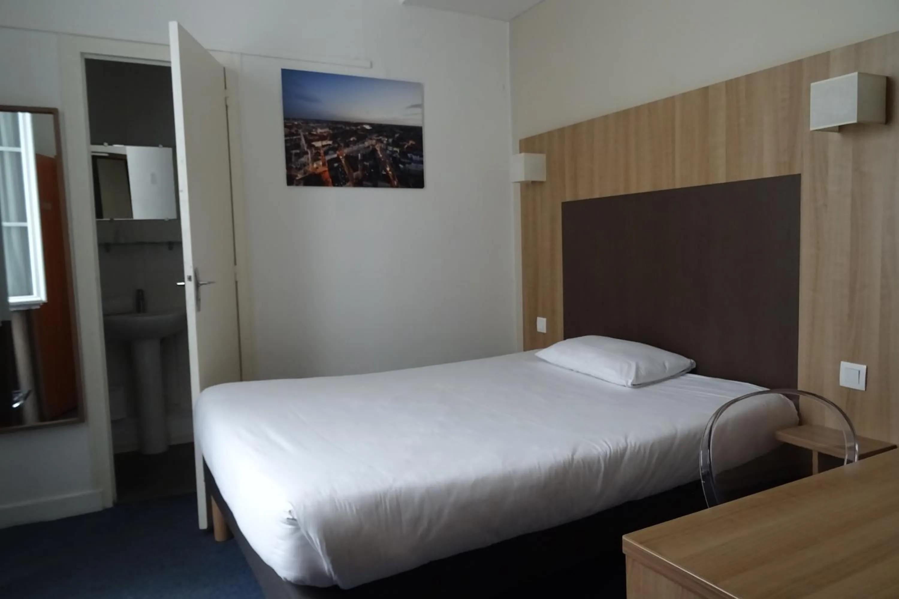 Bed in Hôtel Saint-Patrick Cœur de NANTES