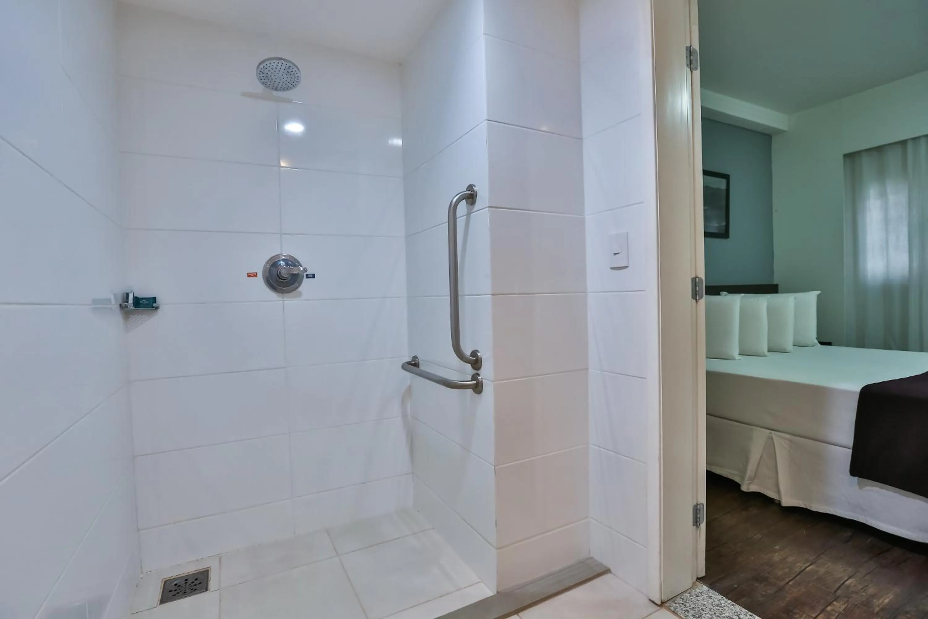 Shower, Bed in San Diego Suites Pampulha Hotel - Oficial