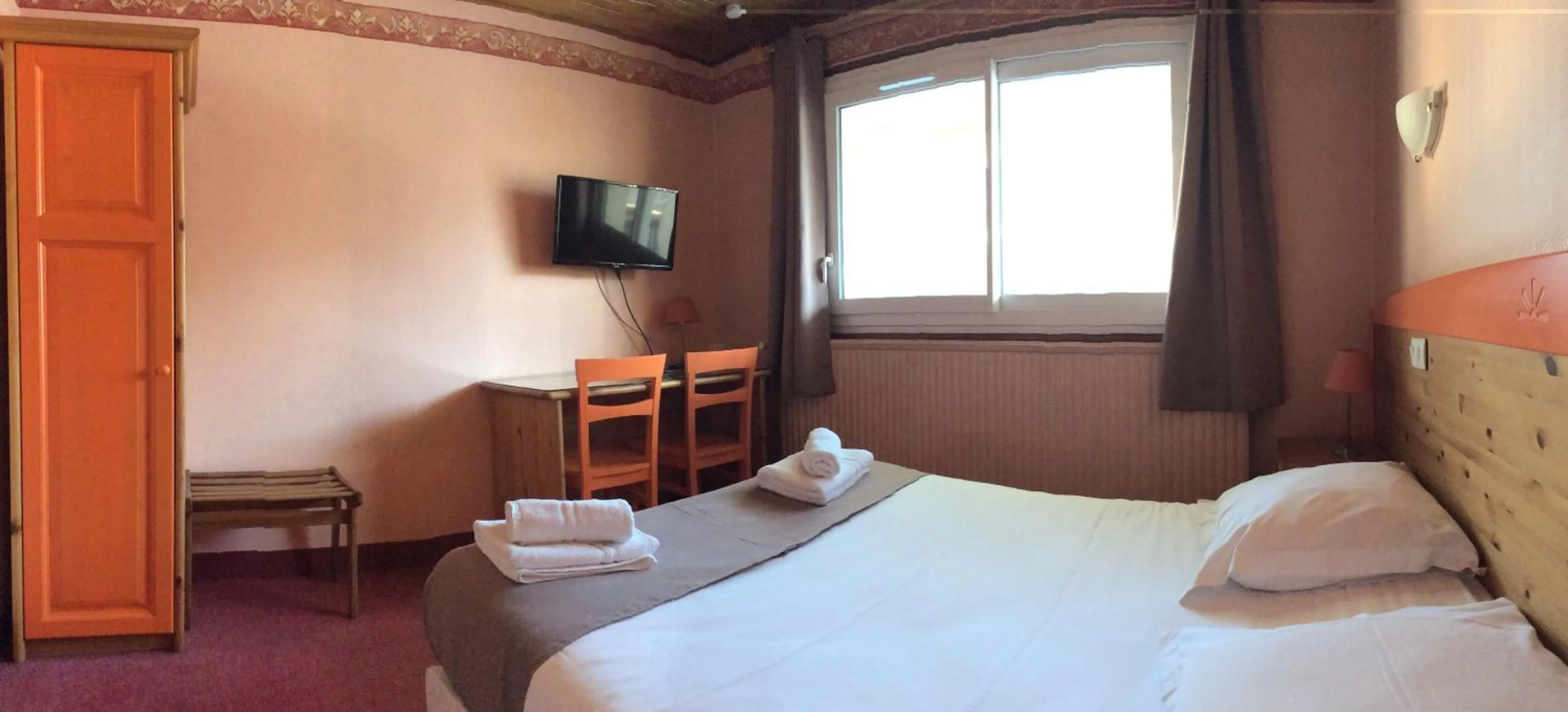 Bed in Hôtel Cristol