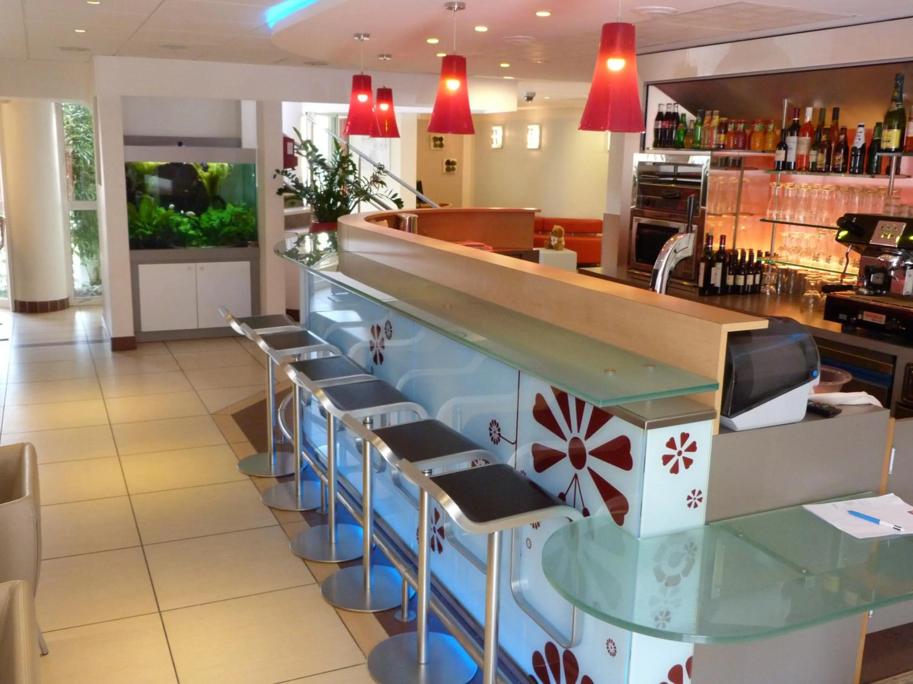 Lounge or bar in ibis Massy