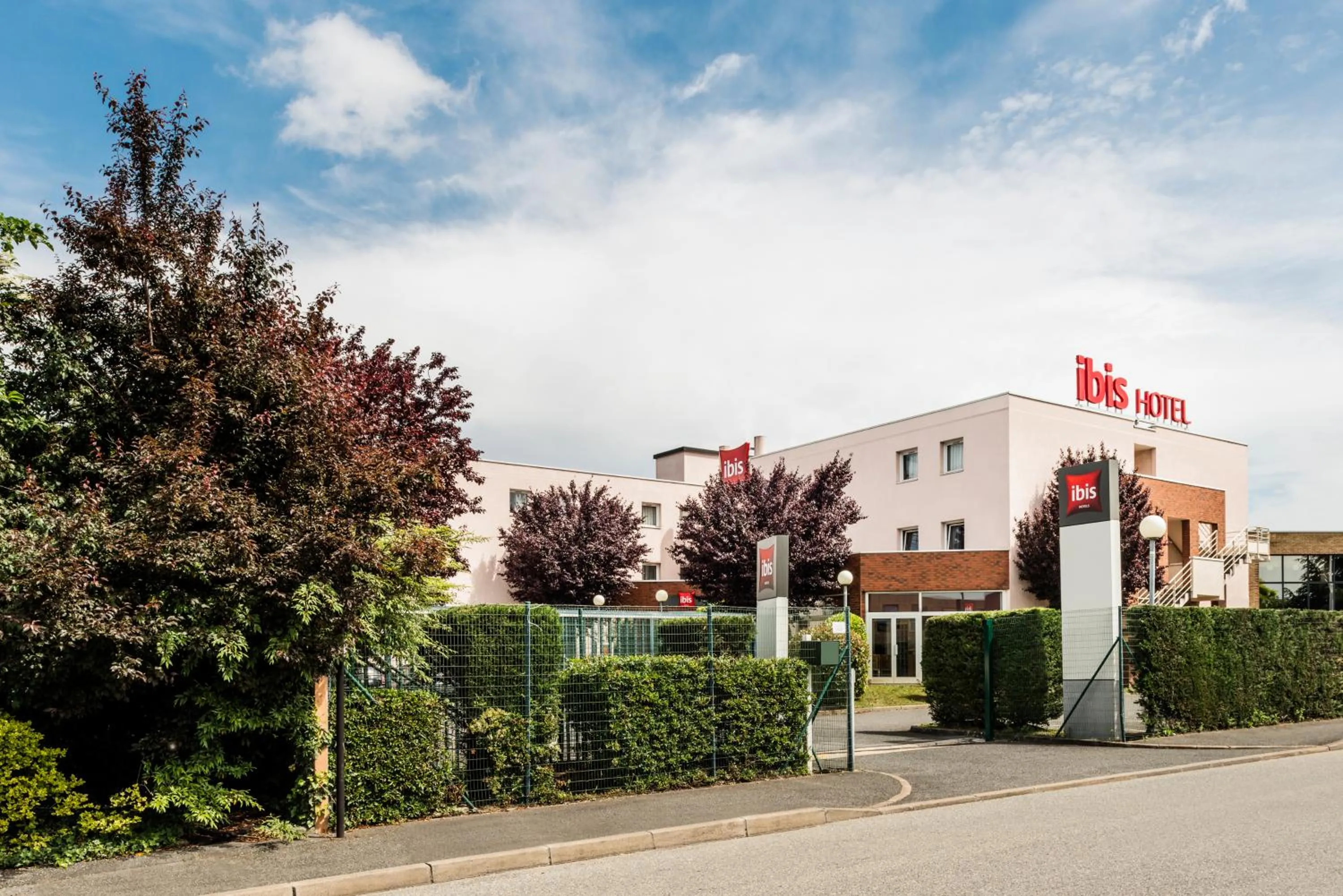 Property building in ibis Massy