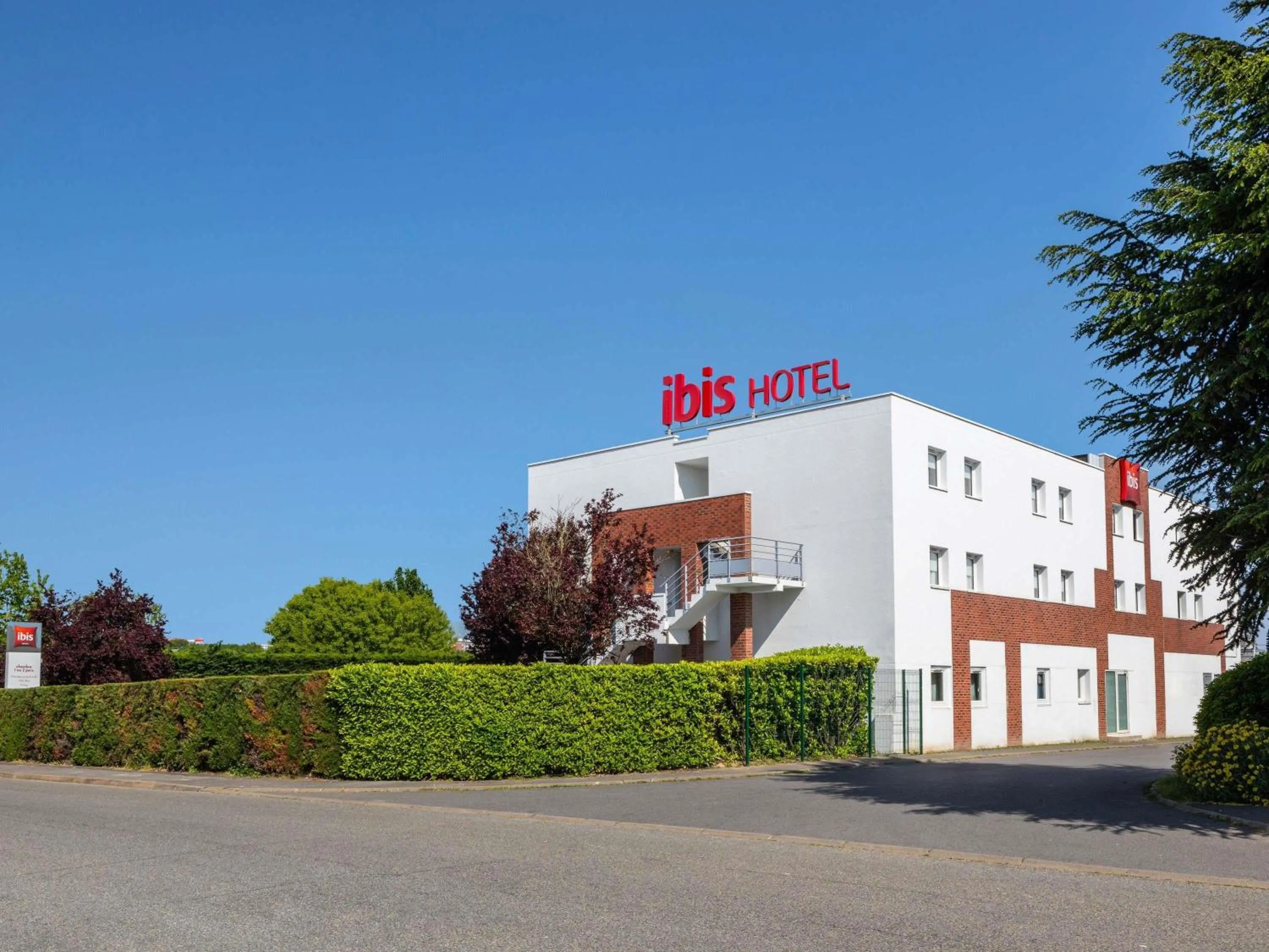 Property building in ibis Massy