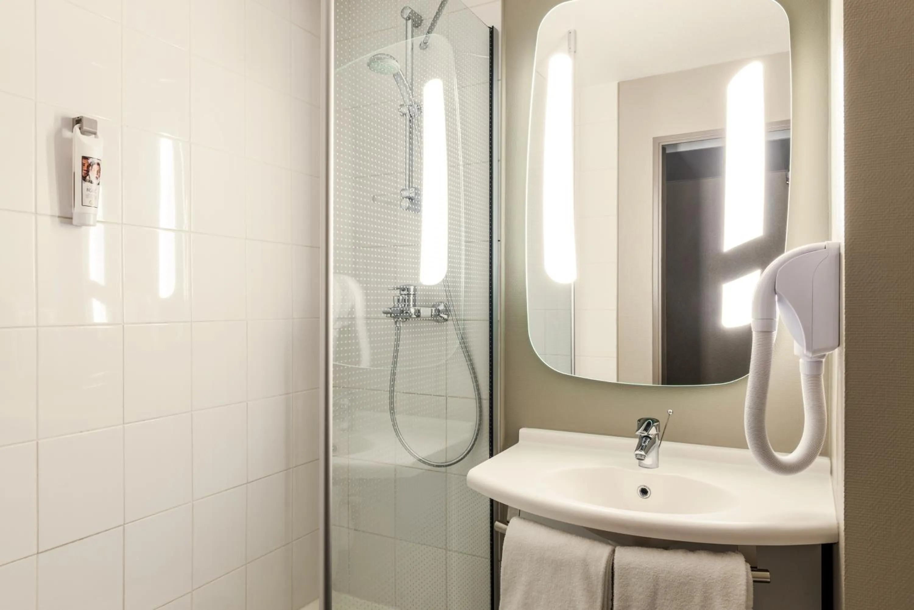 Shower in ibis Massy