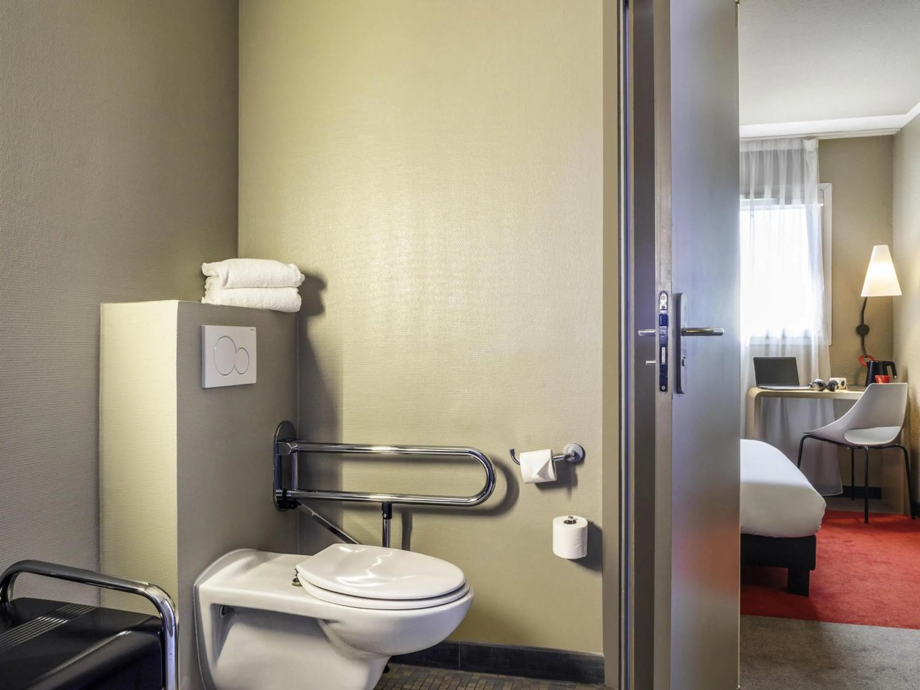 Bedroom in ibis Massy