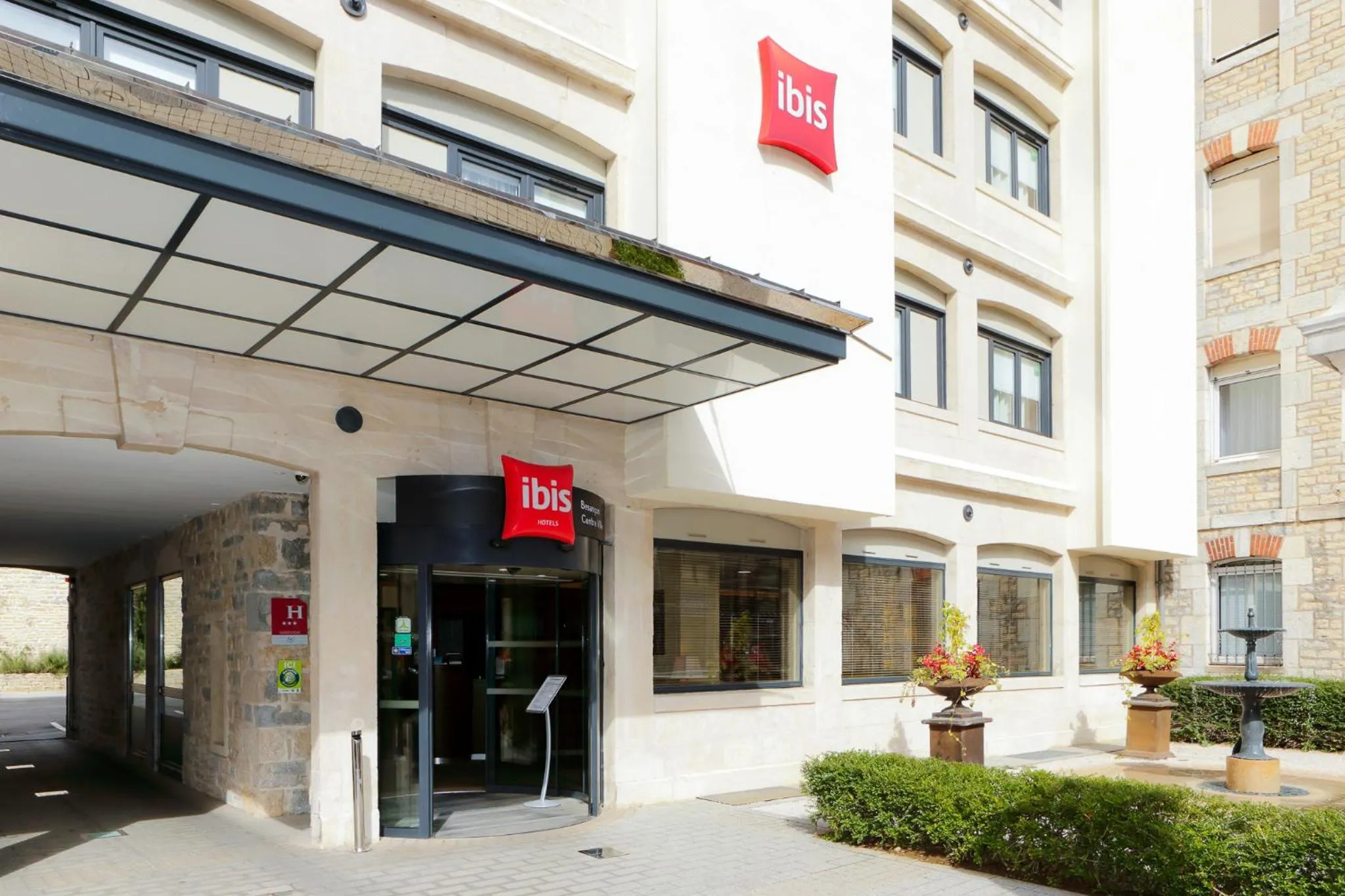 Facade/entrance in ibis Besançon Centre Ville