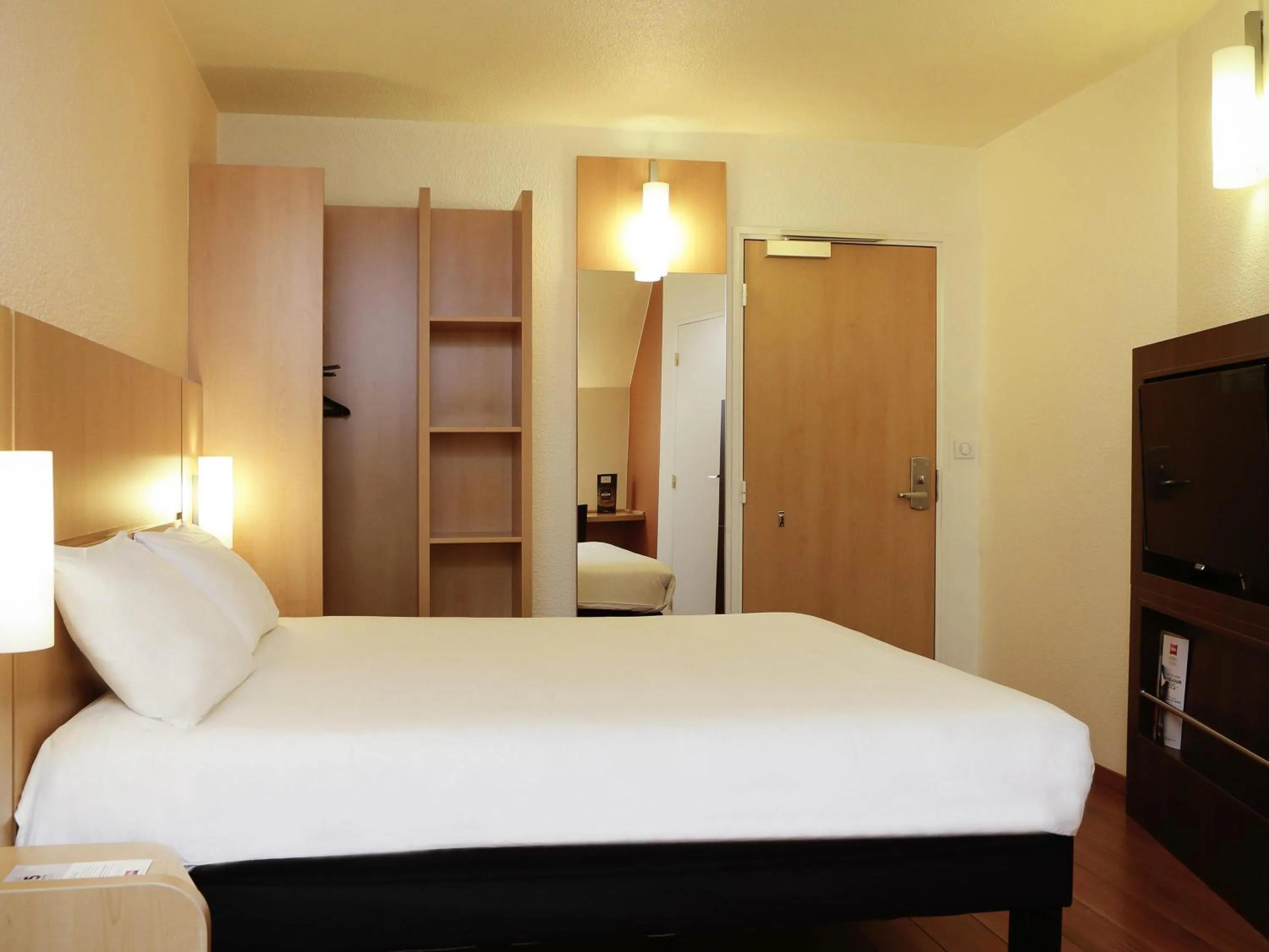 Bedroom, Bed in ibis Besançon Centre Ville