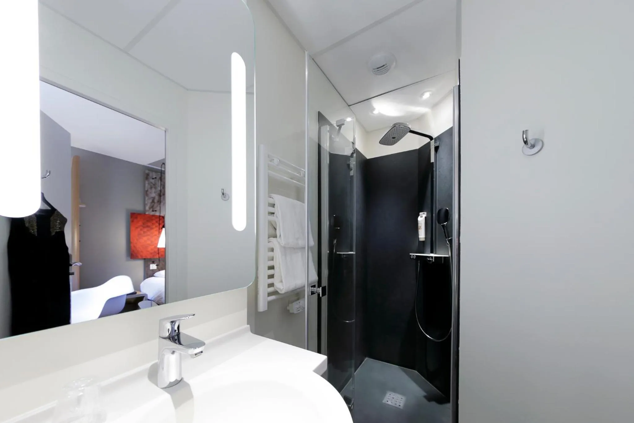 Shower in ibis Besançon Centre Ville