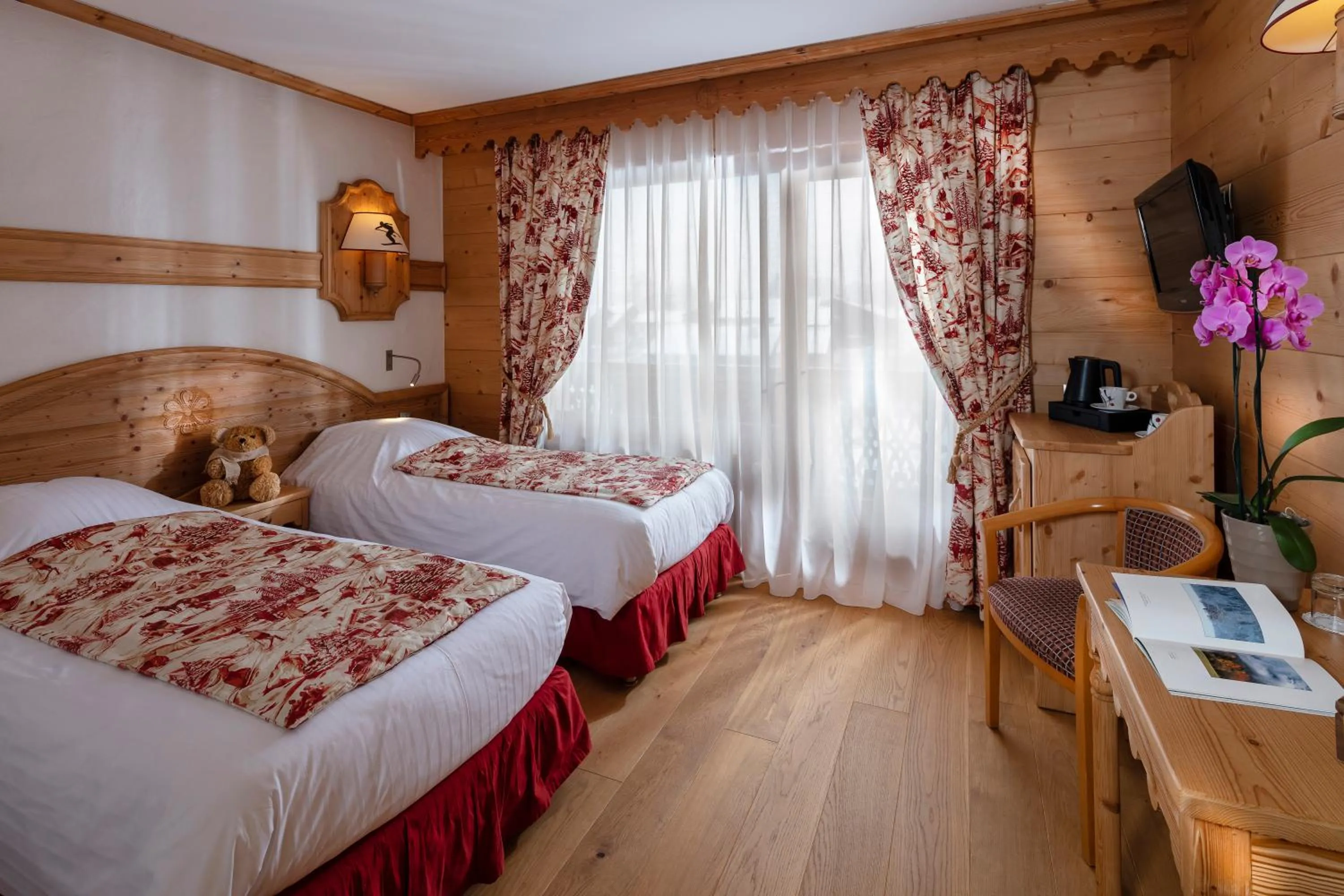 Photo of the whole room, Bed in Chalet-Hôtel Neige et Roc, The Originals Relais