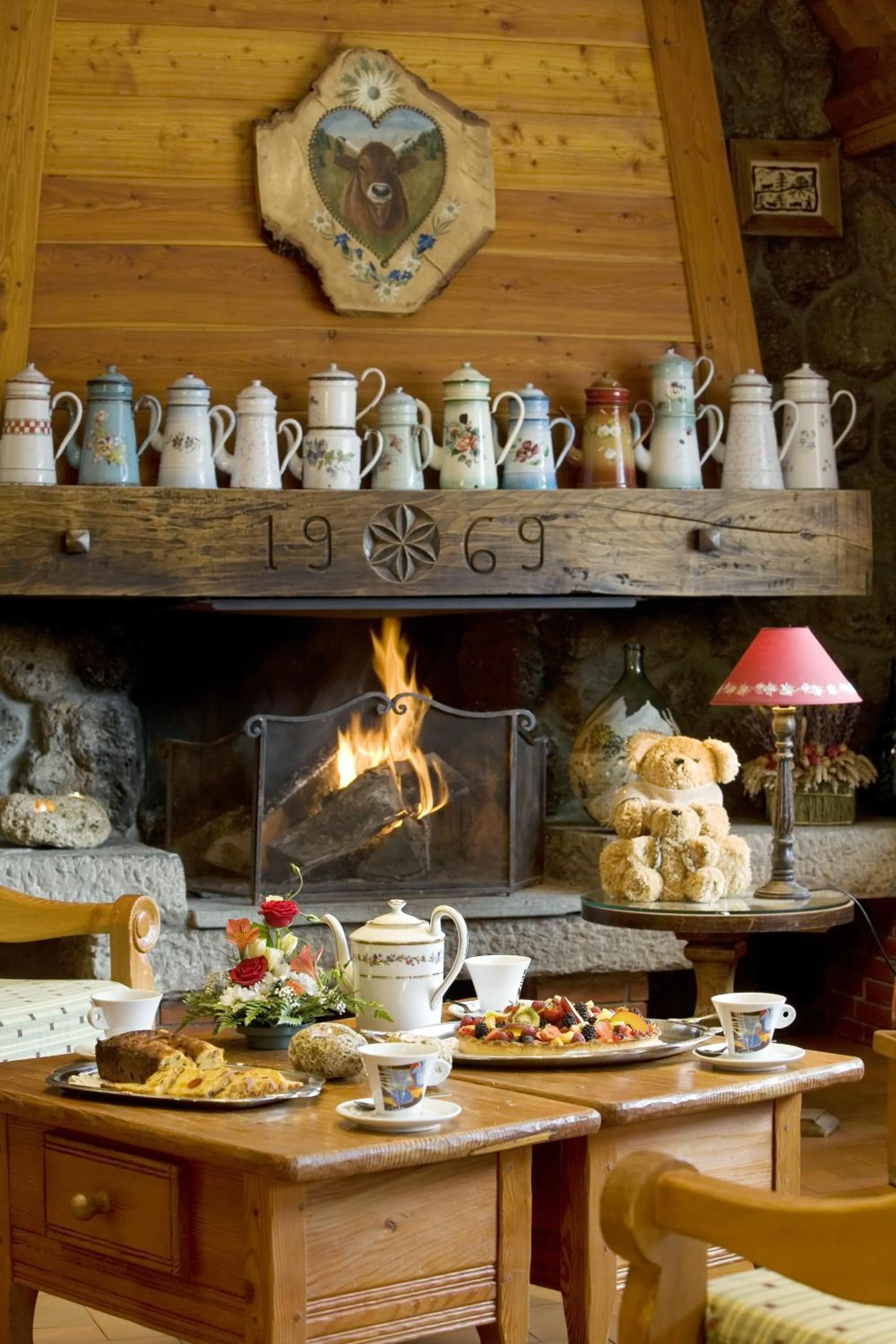 Lounge or bar in Chalet-Hôtel Neige et Roc, The Originals Relais