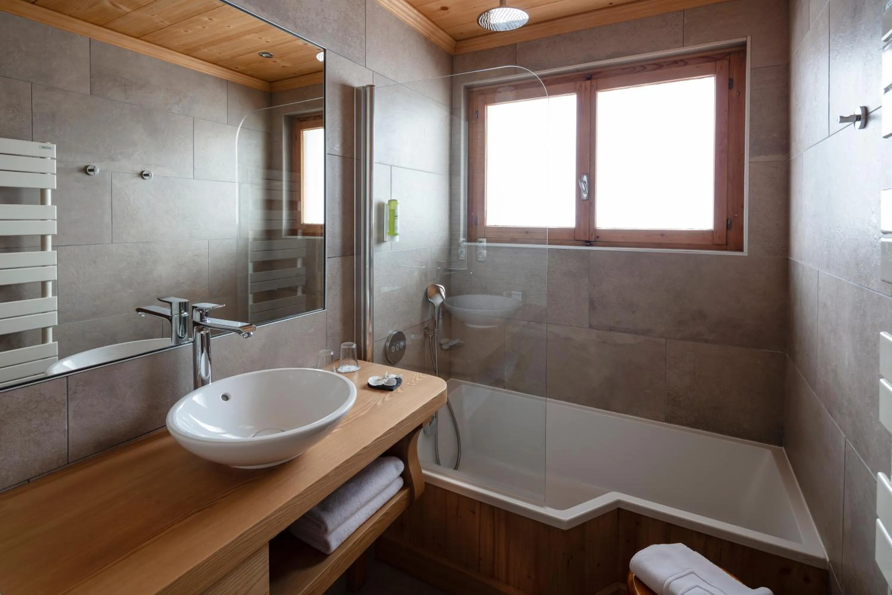 Bathroom in Chalet-Hôtel Neige et Roc, The Originals Relais