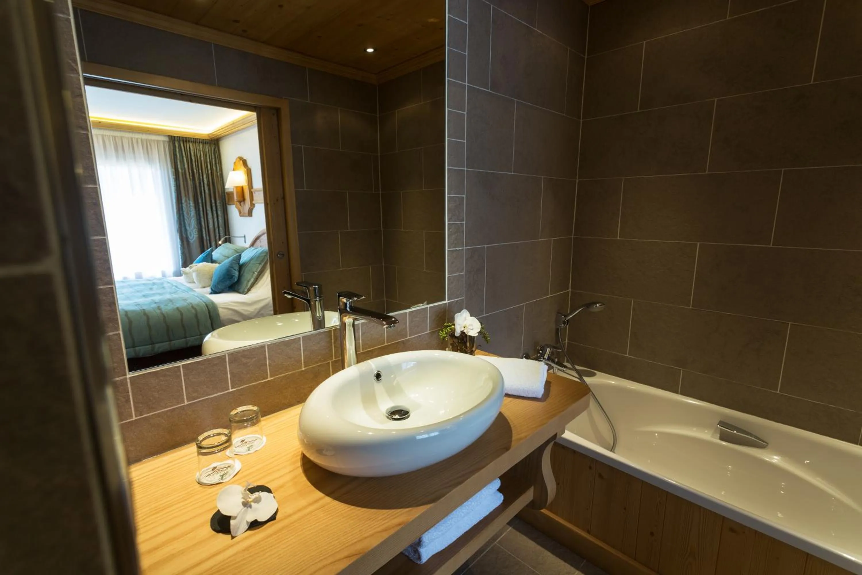 Bathroom in Chalet-Hôtel Neige et Roc, The Originals Relais