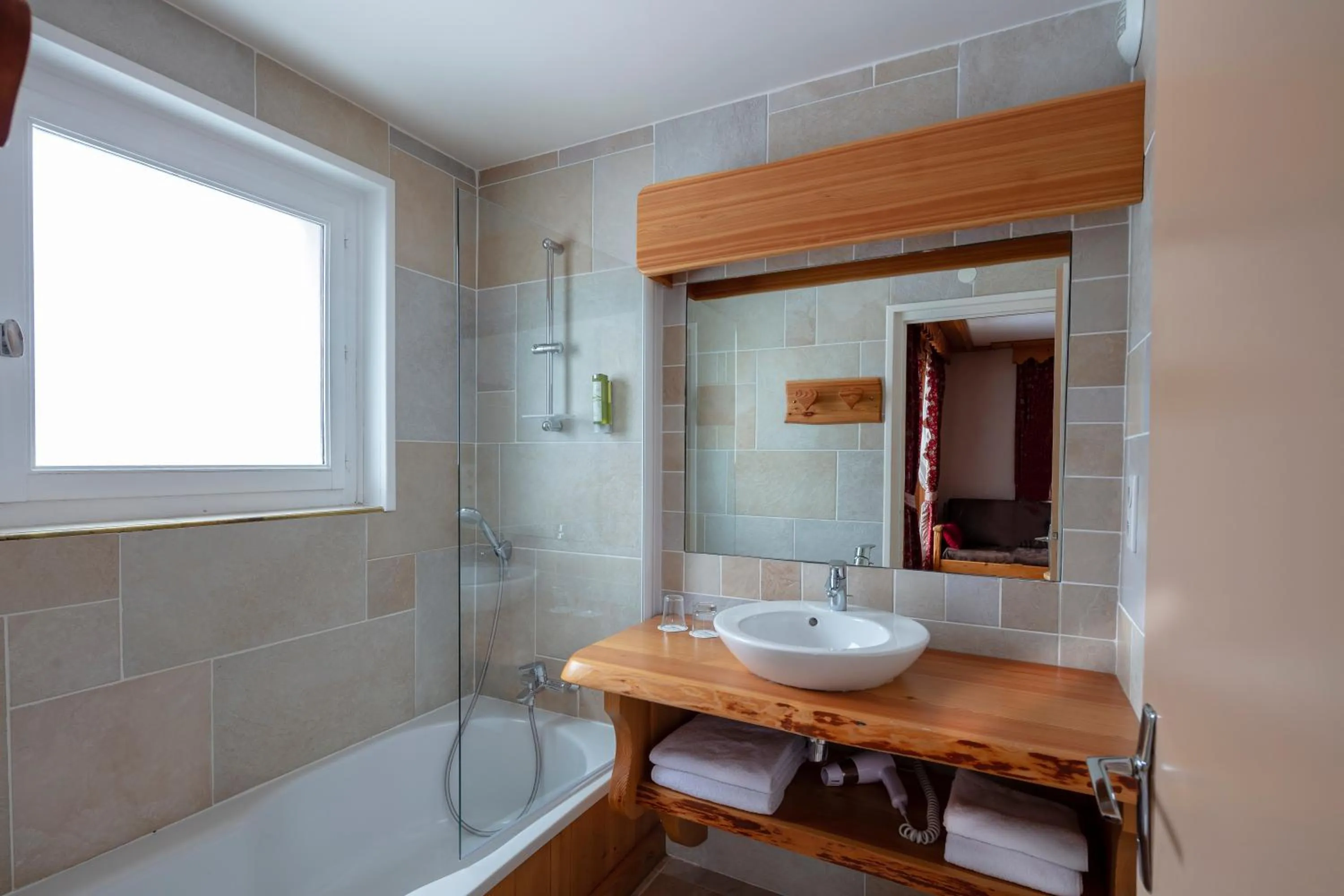 Bathroom in Chalet-Hôtel Neige et Roc, The Originals Relais