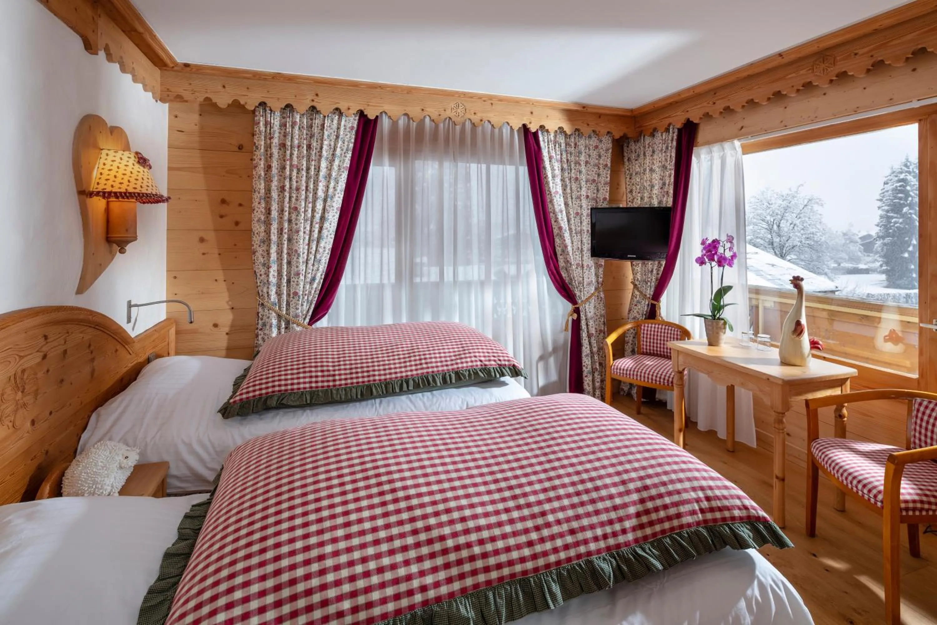 Photo of the whole room, Bed in Chalet-Hôtel Neige et Roc, The Originals Relais