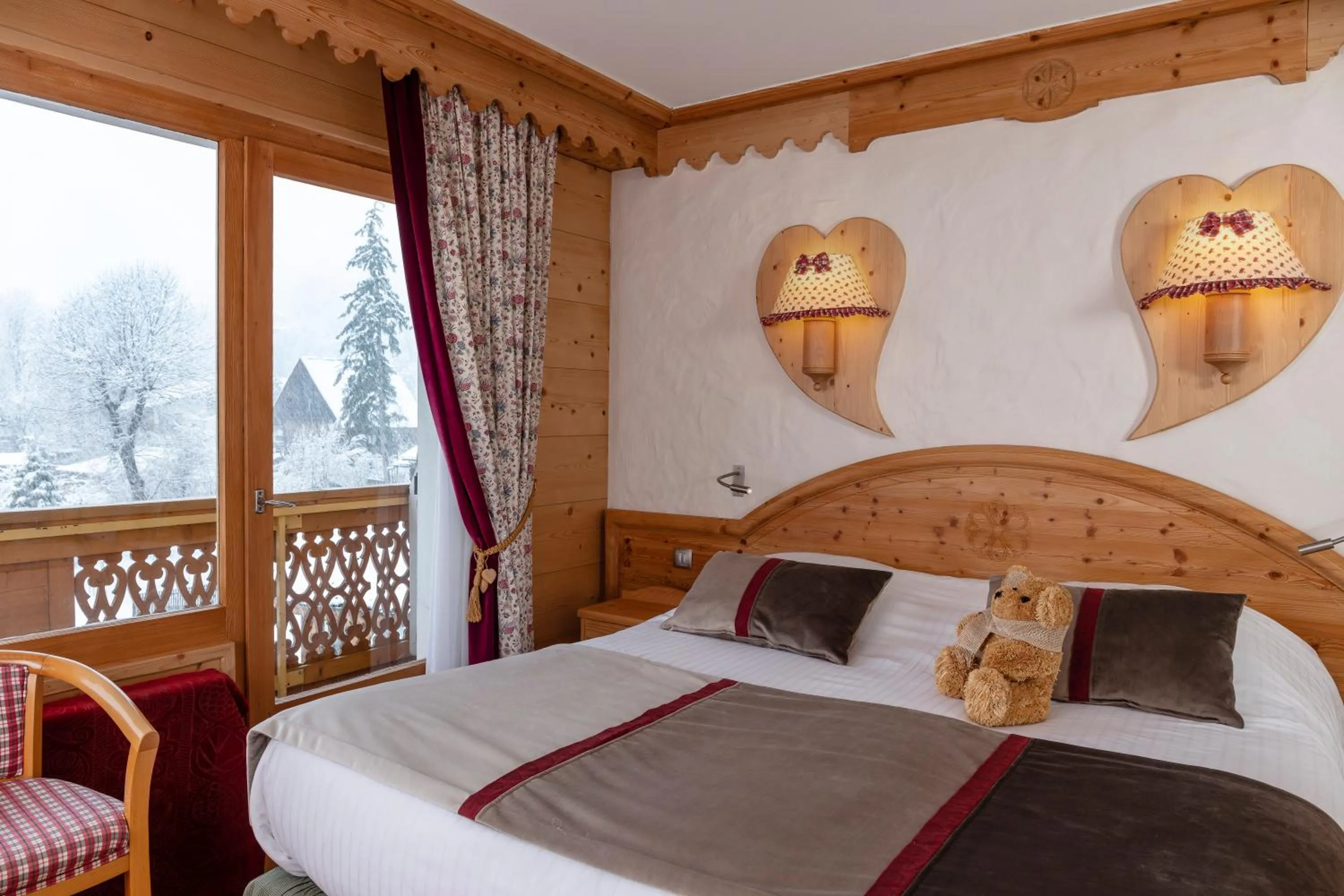 Bedroom, Bed in Chalet-Hôtel Neige et Roc, The Originals Relais