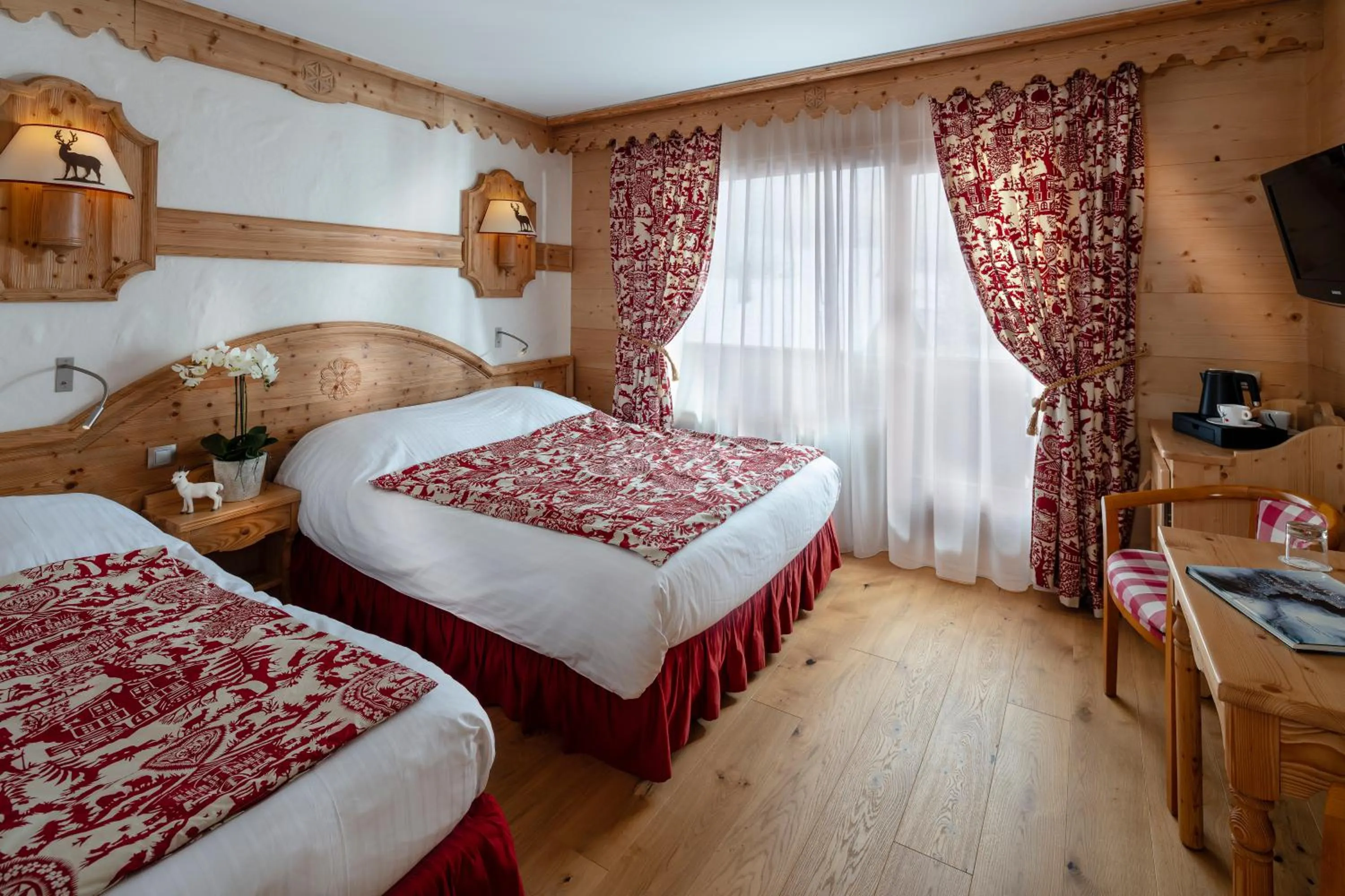 Bed in Chalet-Hôtel Neige et Roc, The Originals Relais