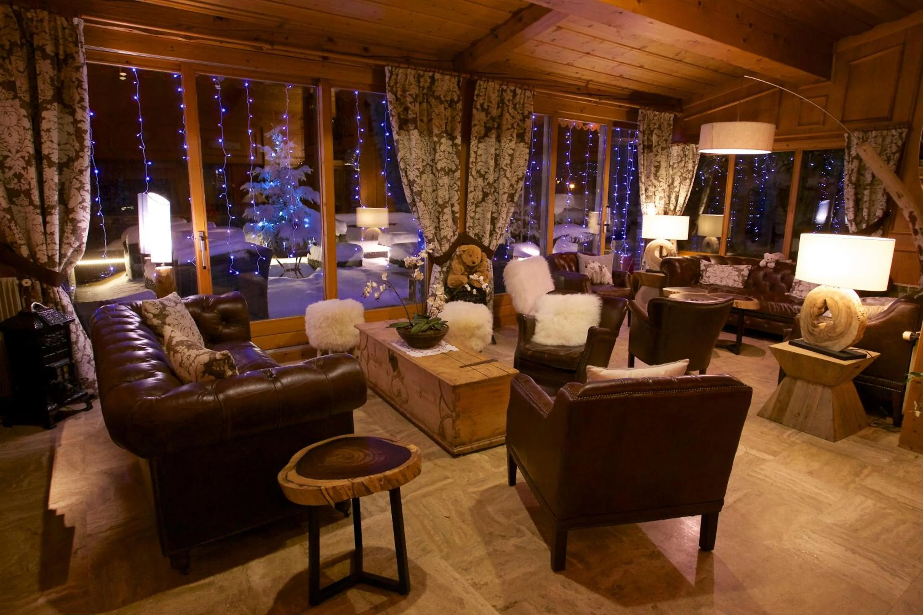 Lobby or reception in Chalet-Hôtel Neige et Roc, The Originals Relais