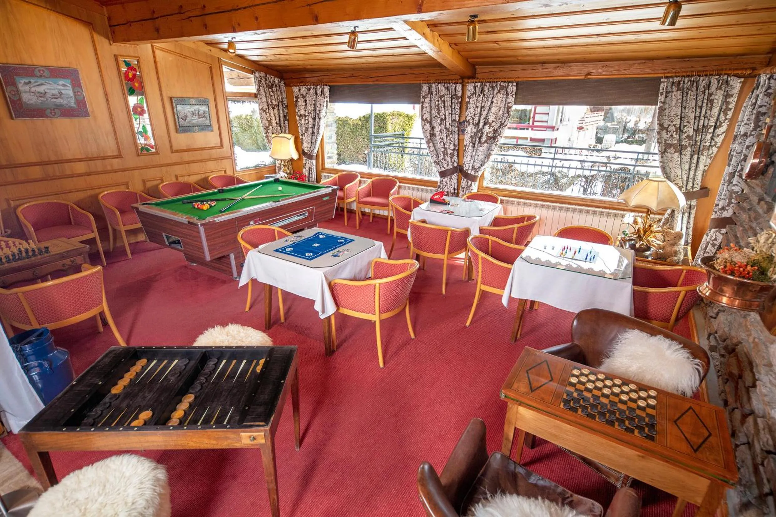 Billiard in Chalet-Hôtel Neige et Roc, The Originals Relais