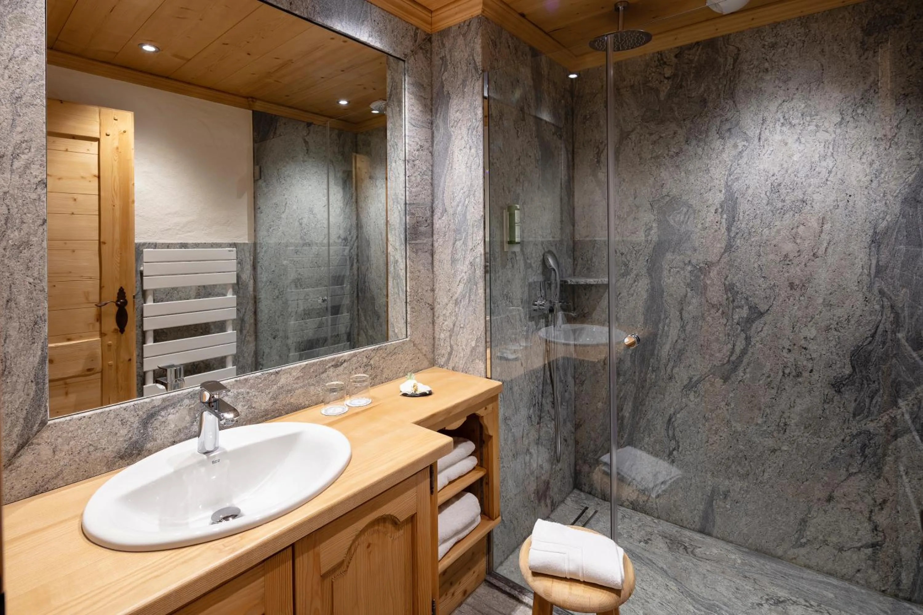 Bathroom in Chalet-Hôtel Neige et Roc, The Originals Relais