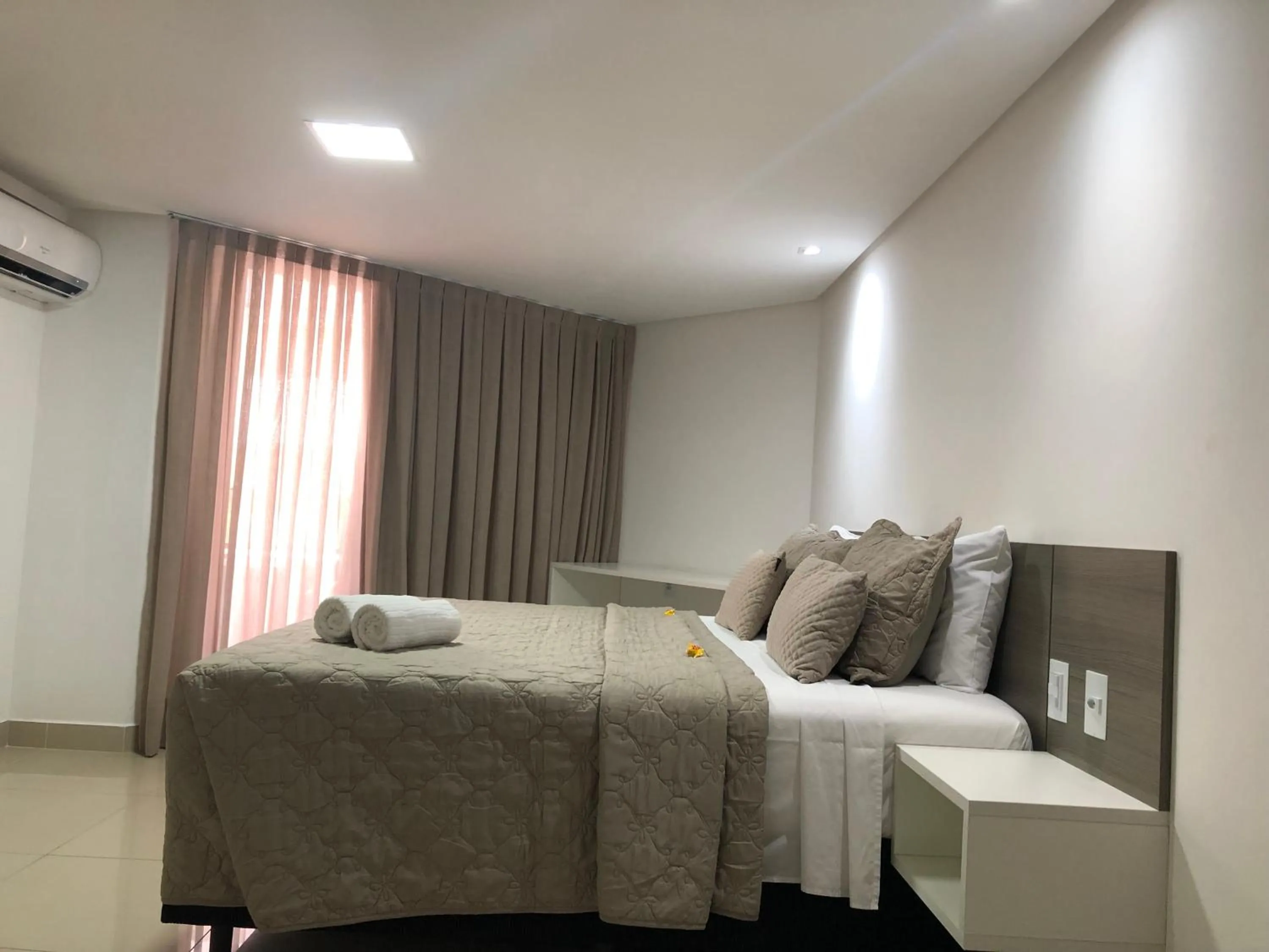 Bed in Gold Flat Cabo Branco