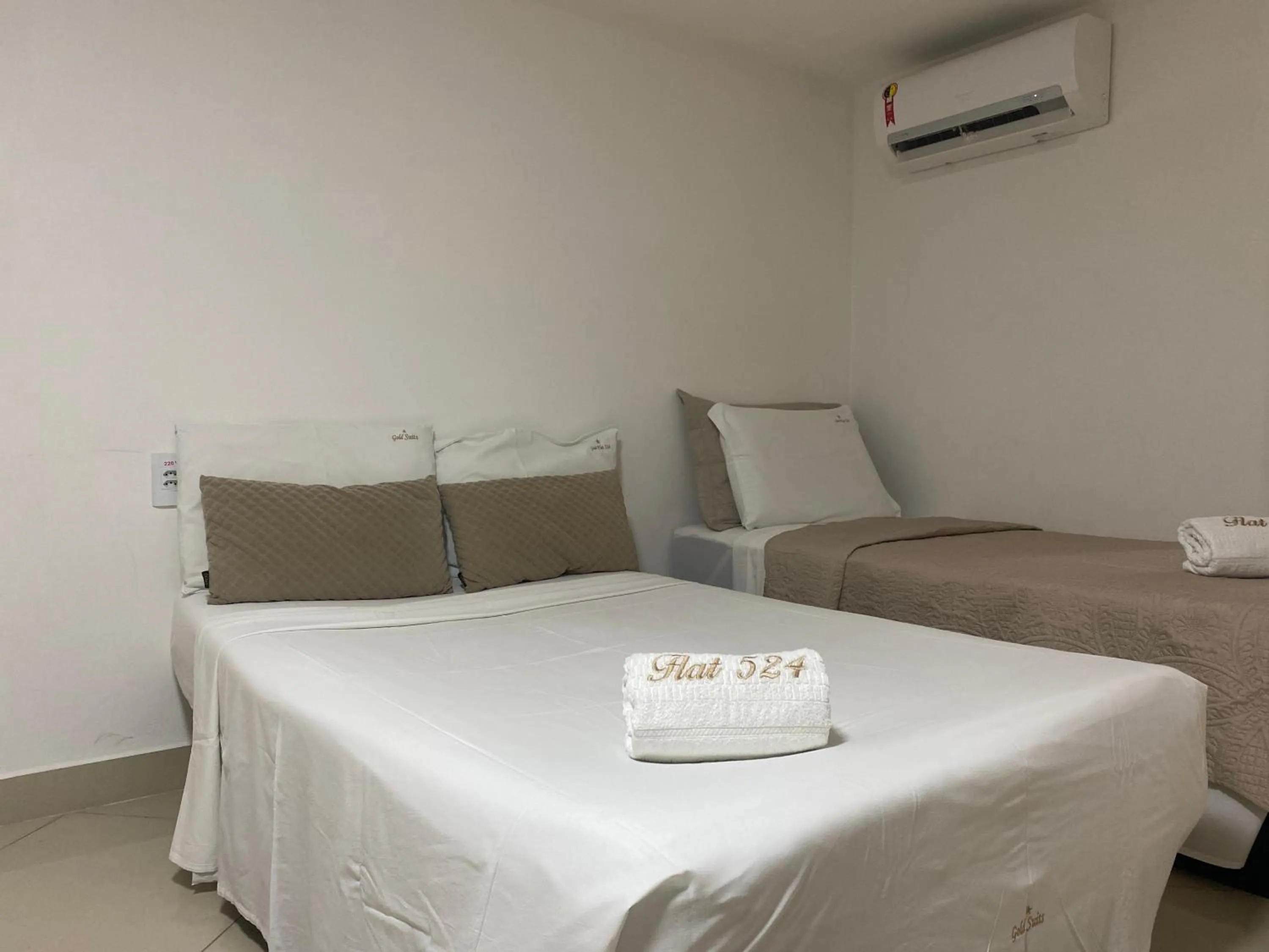 Bed in Gold Flat Cabo Branco