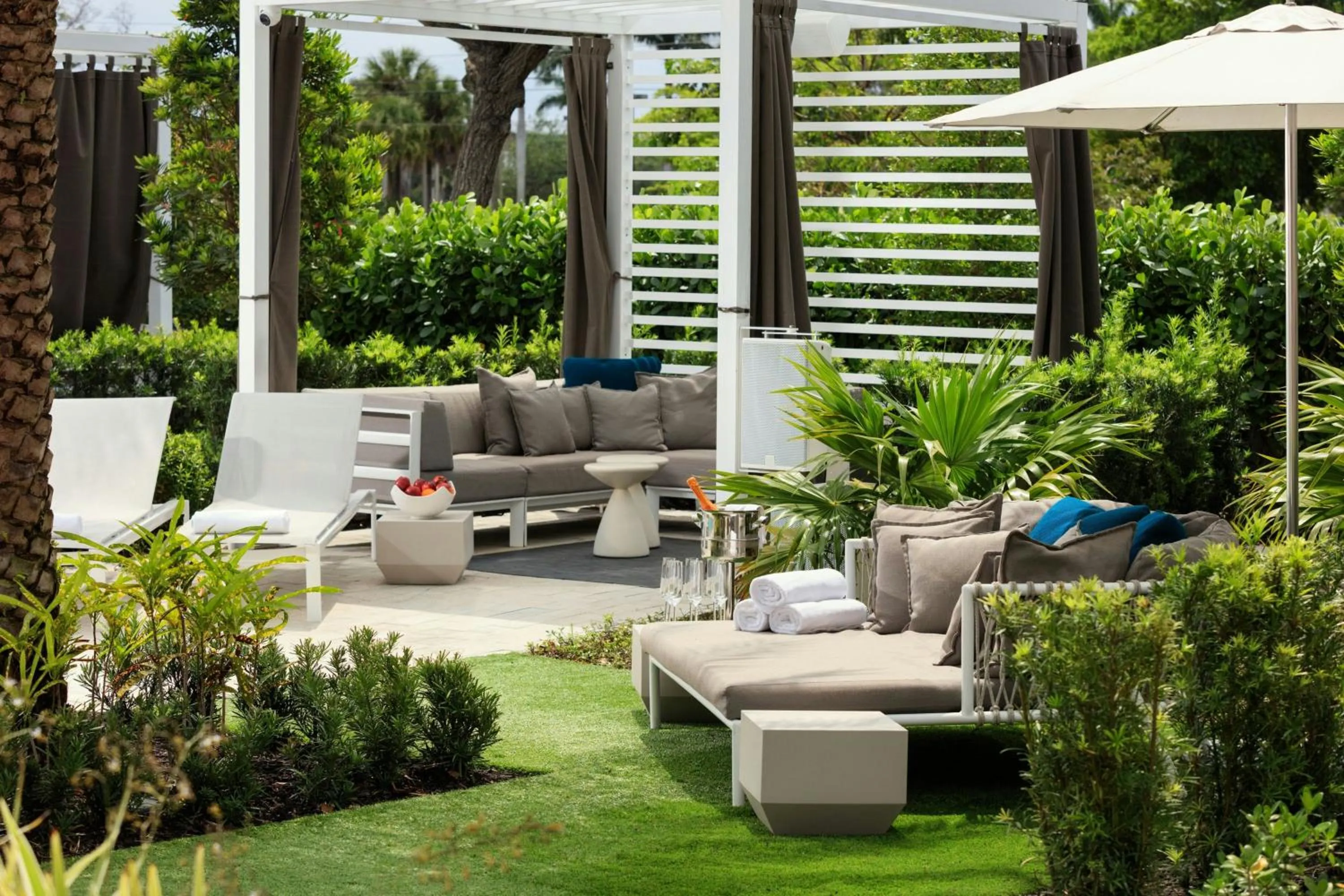 Swimming pool in Renaissance Boca Raton Hotel