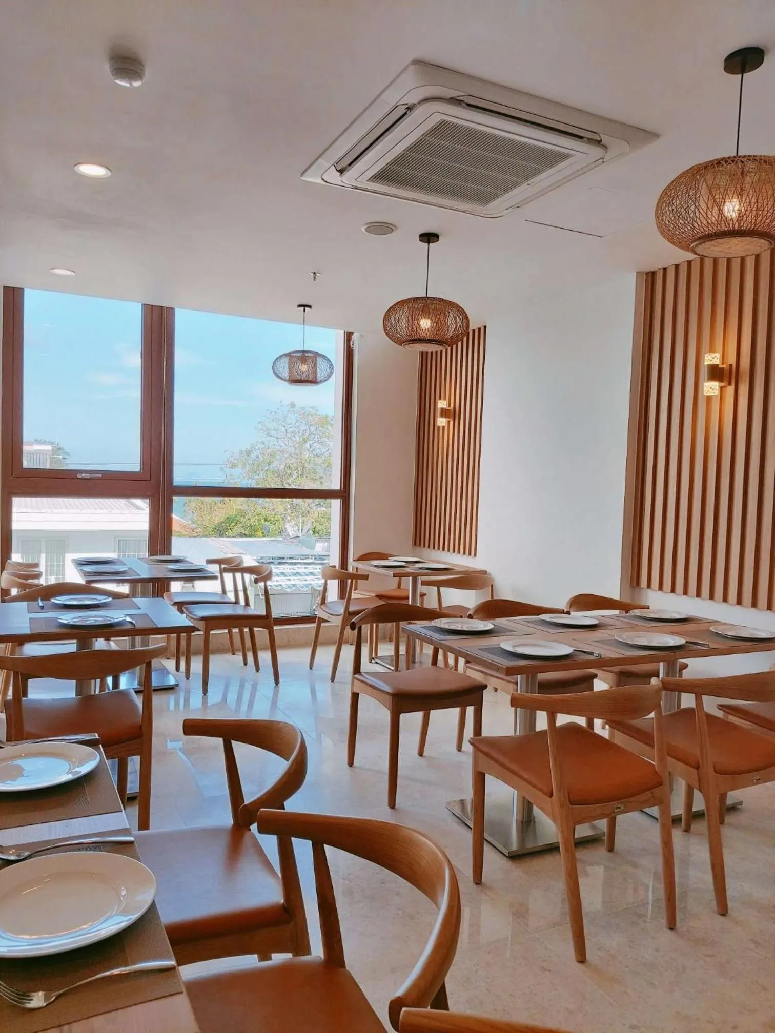 Restaurant/places to eat in Sun Kiss Hotel